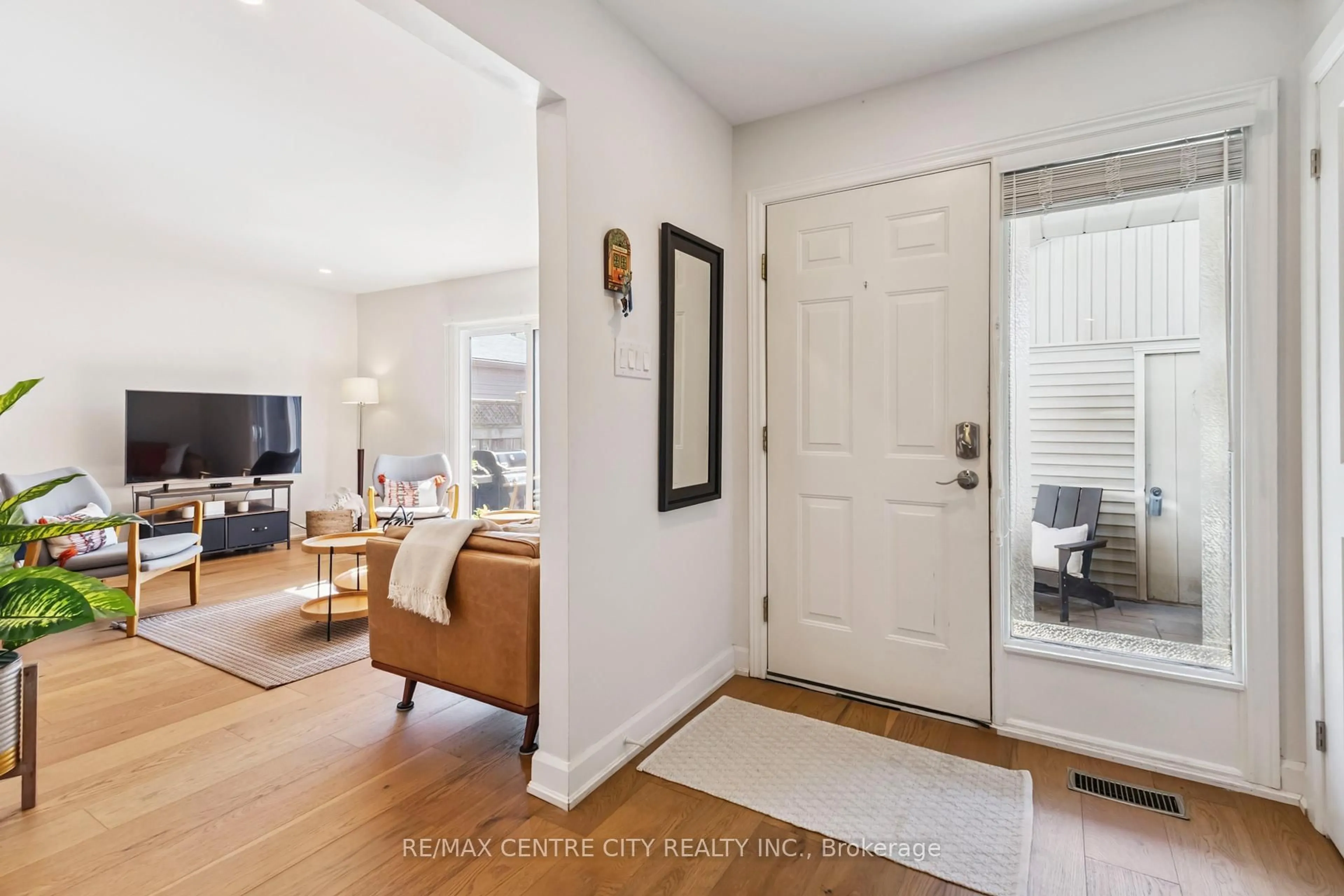 Indoor entryway for 22 Berkshire Crt, London South Ontario N6J 3N7