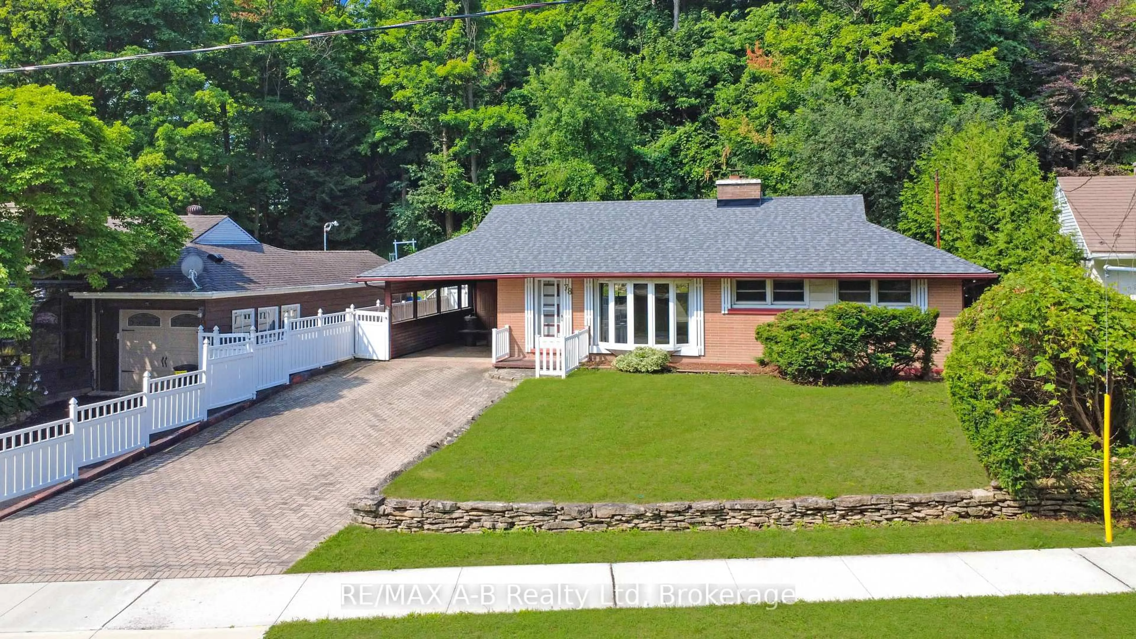 A pic from outside/outdoor area/front of a property/back of a property/a pic from drone, street for 78 Valewood Pl, Kitchener Ontario N2H 4N6