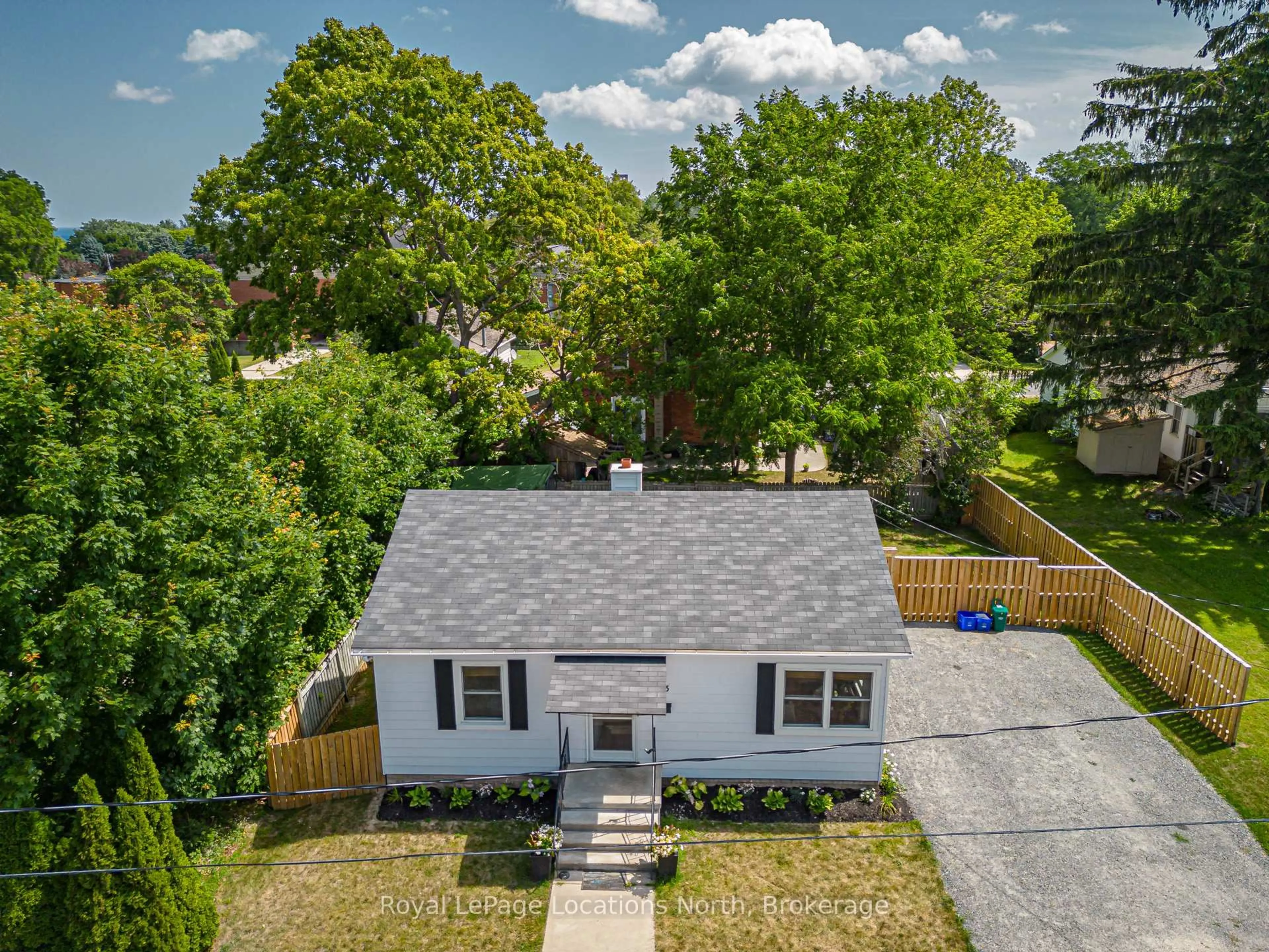 A pic from outside/outdoor area/front of a property/back of a property/a pic from drone, street for 283 Denmark St, Meaford Ontario N4L 1C2