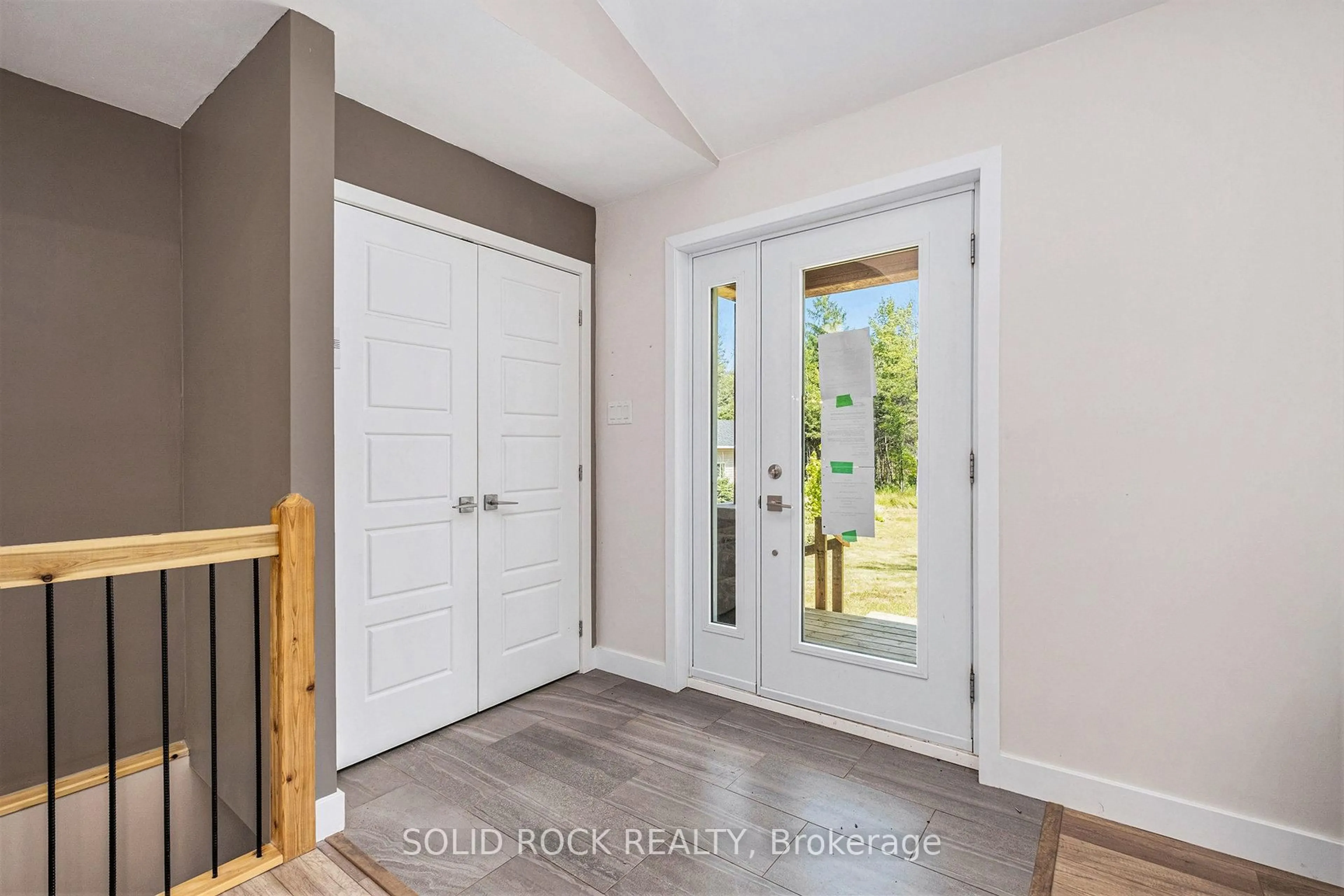 Indoor entryway for 1410 Du Golf Rd, Clarence-Rockland Ontario K0A 1N0