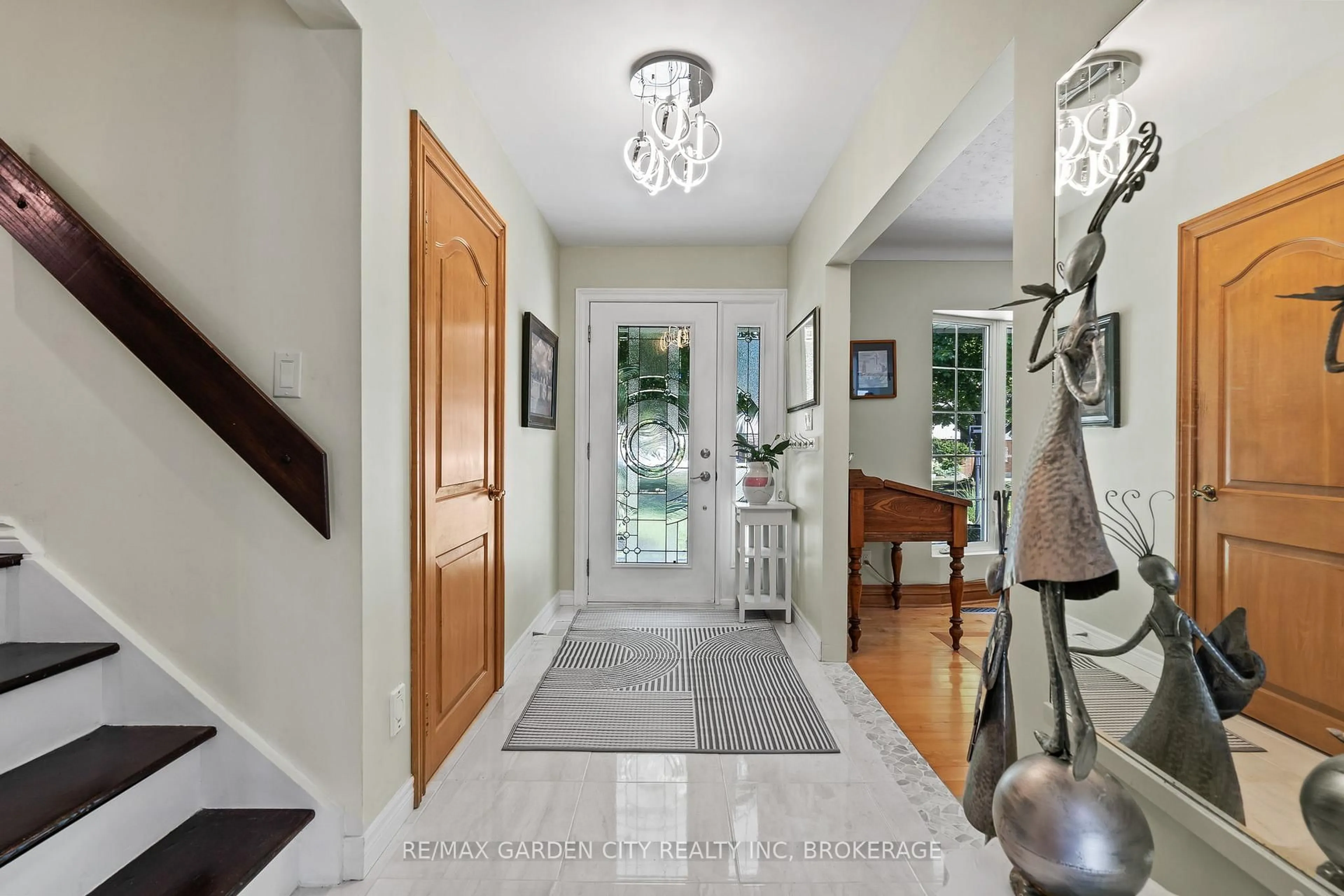 Indoor entryway for 227 RIVERVIEW Blvd, St. Catharines Ontario L2T 3N2