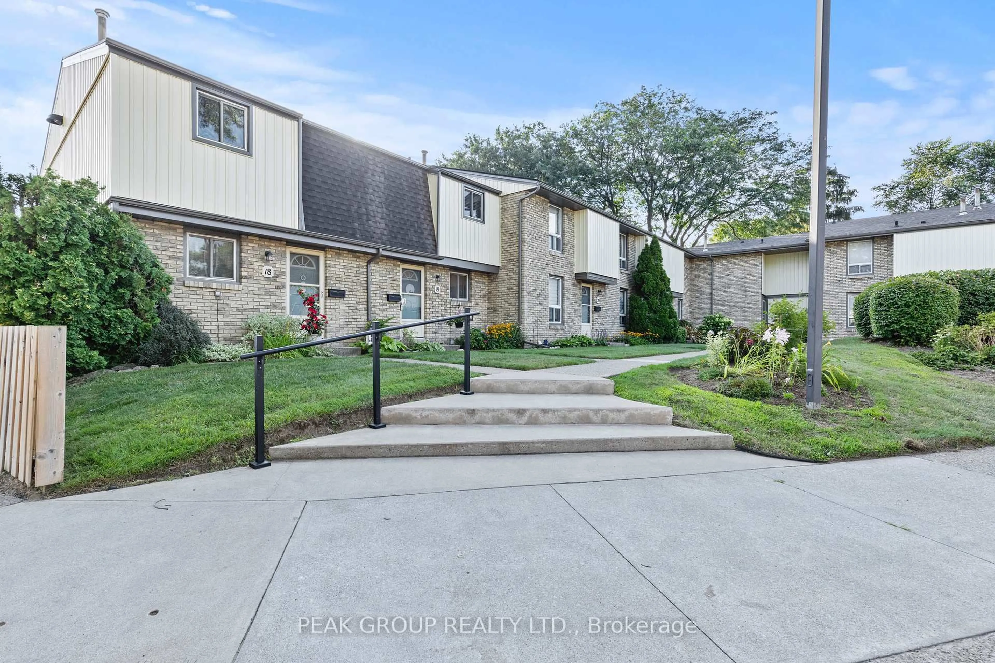 Patio, street for 302 Vine St #19, St. Catharines Ontario L2M 7M6