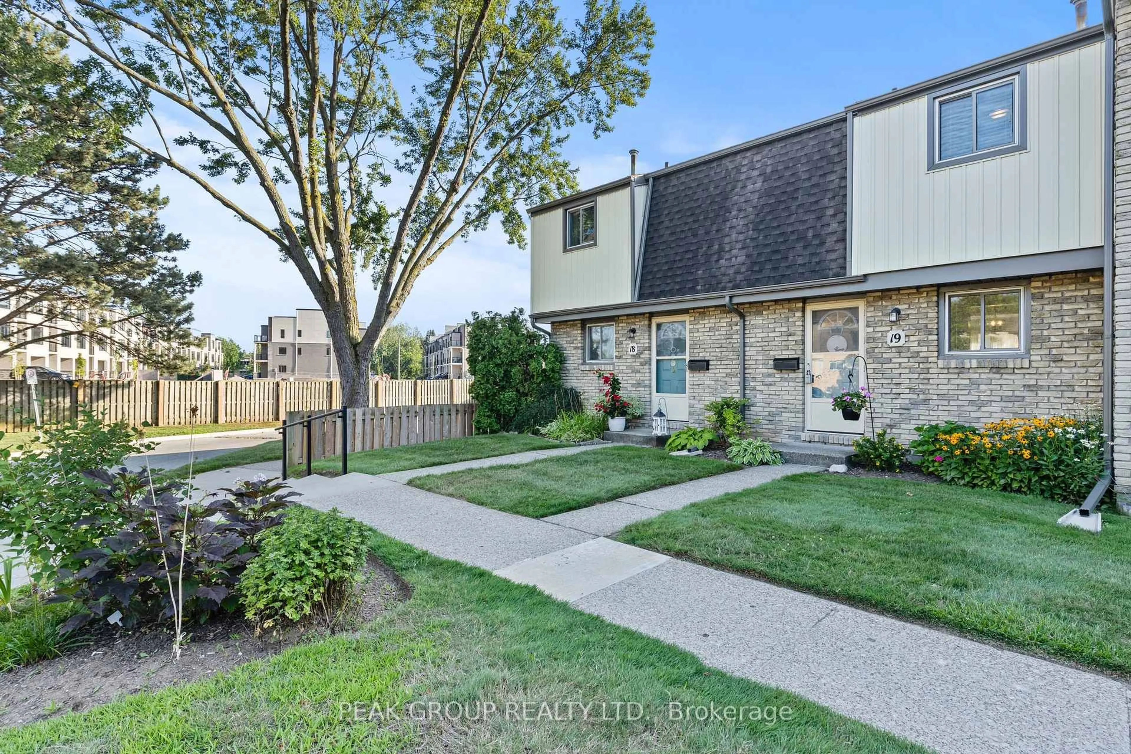 A pic from outside/outdoor area/front of a property/back of a property/a pic from drone, street for 302 Vine St #19, St. Catharines Ontario L2M 7M6