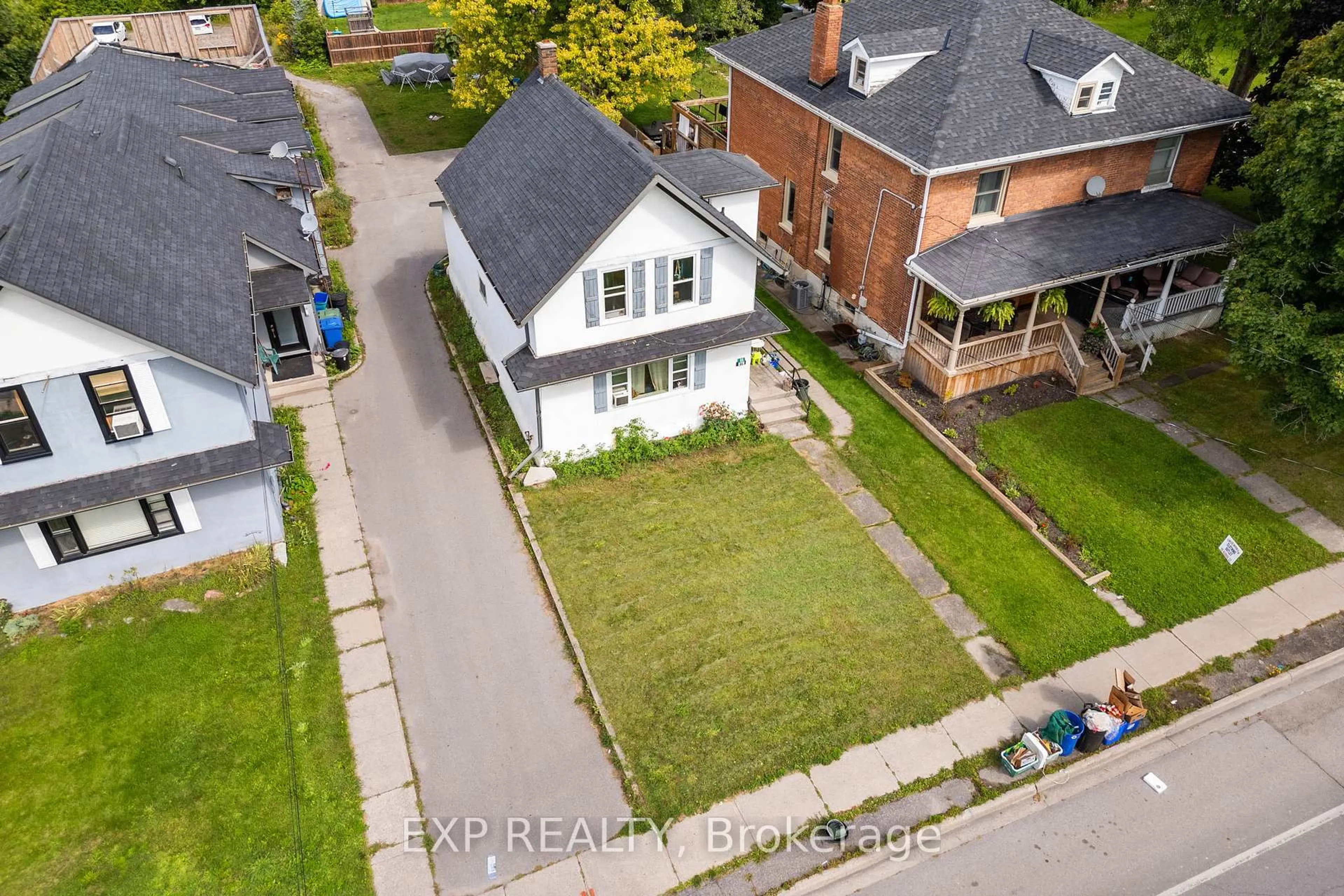 A pic from outside/outdoor area/front of a property/back of a property/a pic from drone, street for 86 Queen St, Kawartha Lakes Ontario K9V 1G4