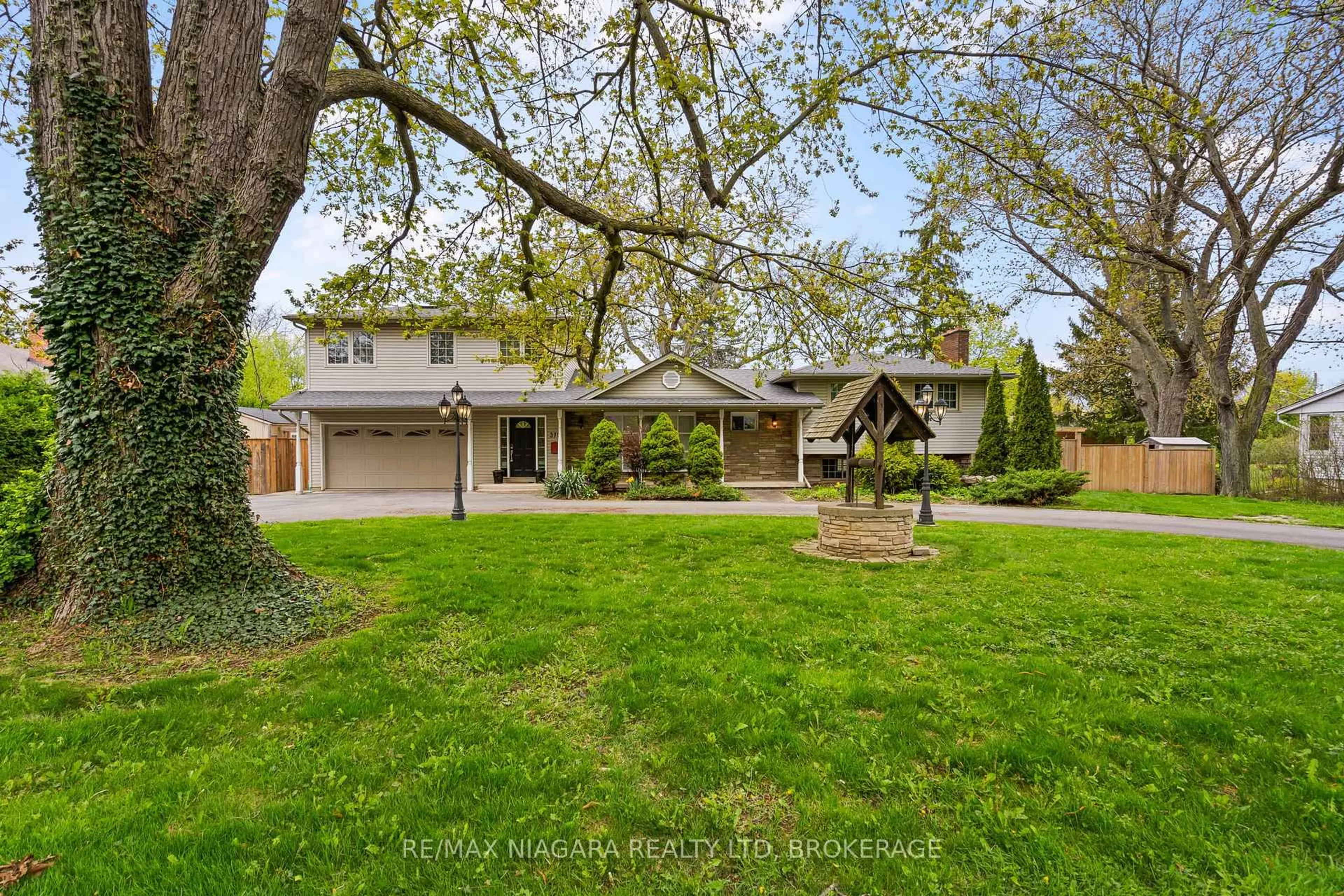 Home with vinyl exterior material, street for 375 MISSISSAUGA St, Niagara-on-the-Lake Ontario L0S 1J0