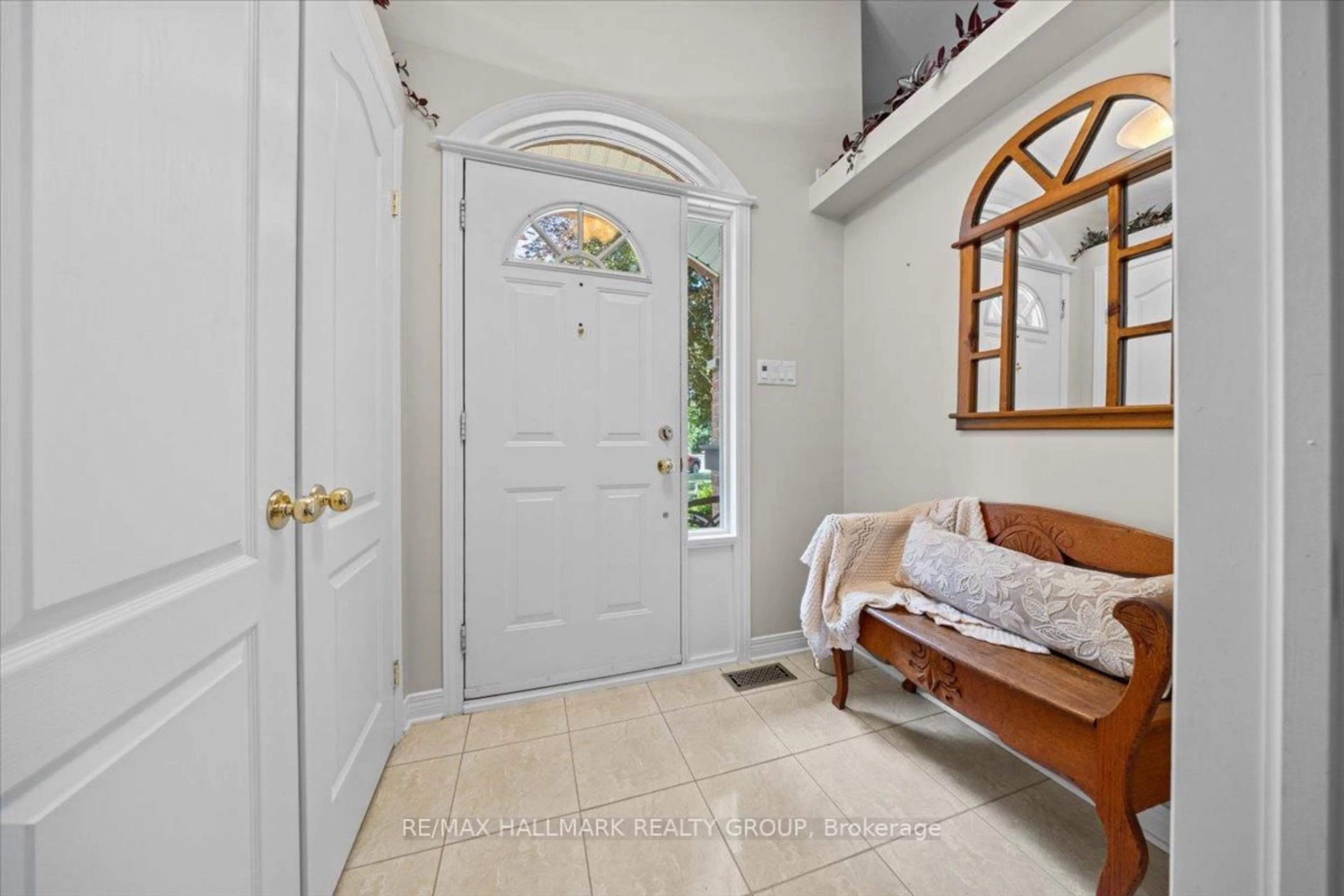 Indoor entryway for 50 Kingbird Crt, Ottawa Ontario K2M 2X7