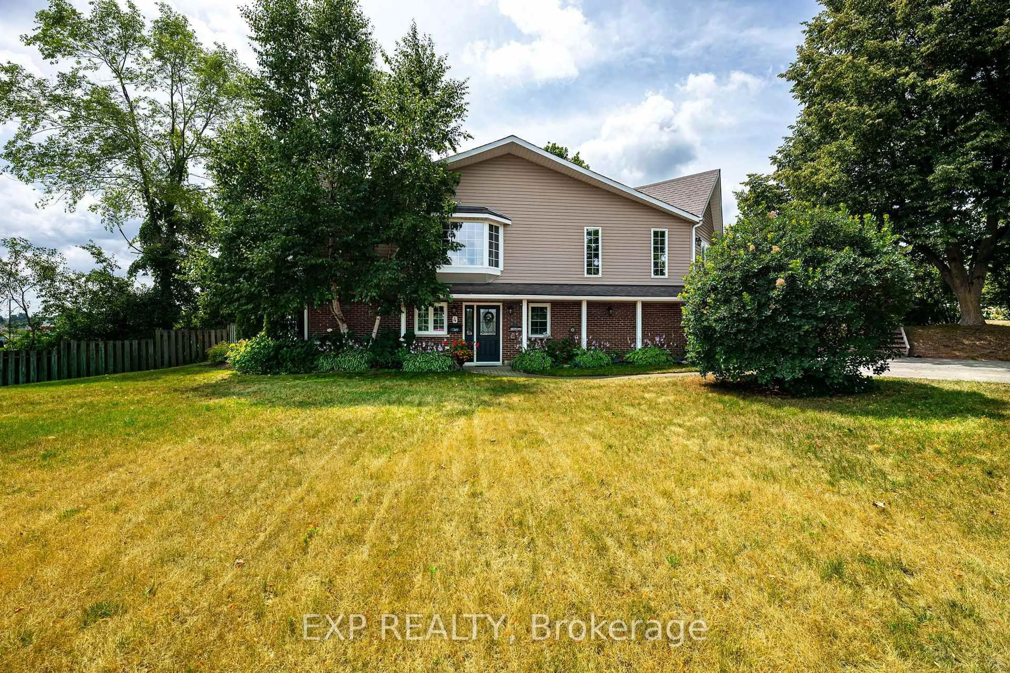 A pic from outside/outdoor area/front of a property/back of a property/a pic from drone, unknown for 4 Starrview Cres, Mono Ontario L9W 3A9