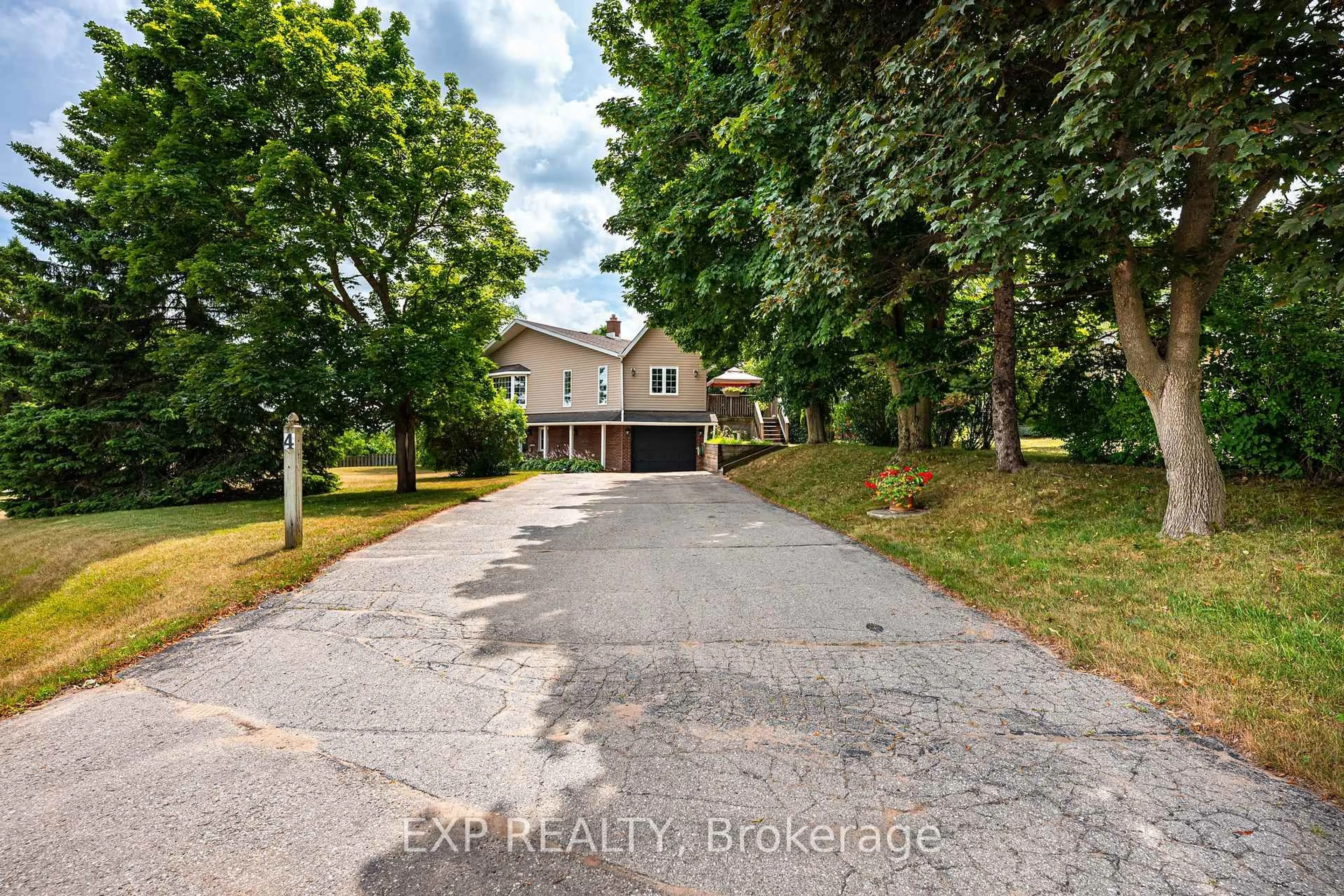 A pic from outside/outdoor area/front of a property/back of a property/a pic from drone, street for 4 Starrview Cres, Mono Ontario L9W 3A9