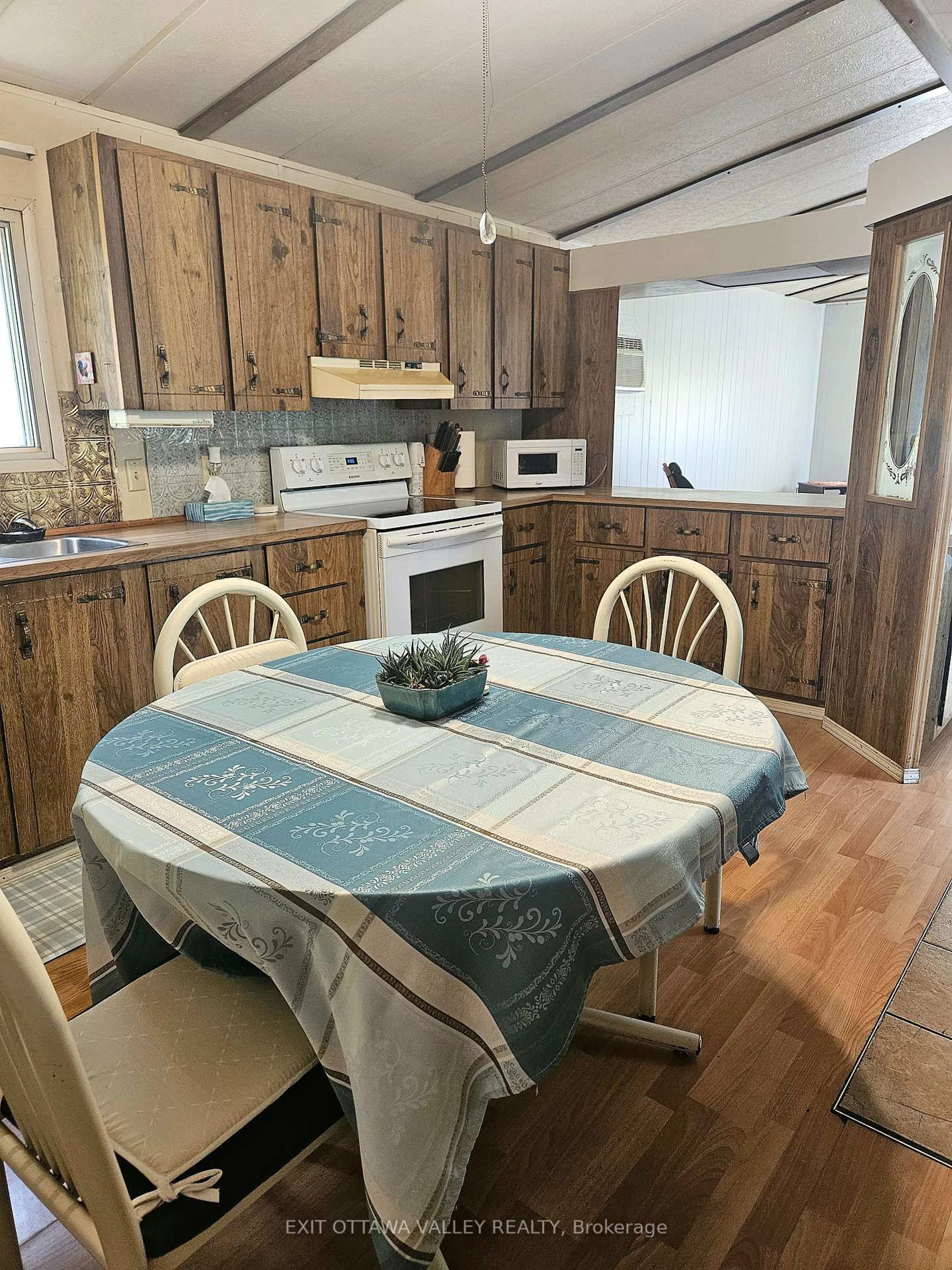 Standard kitchen, unknown for 40496 17 Highway, Stonecliffe Ontario K0J 2K0