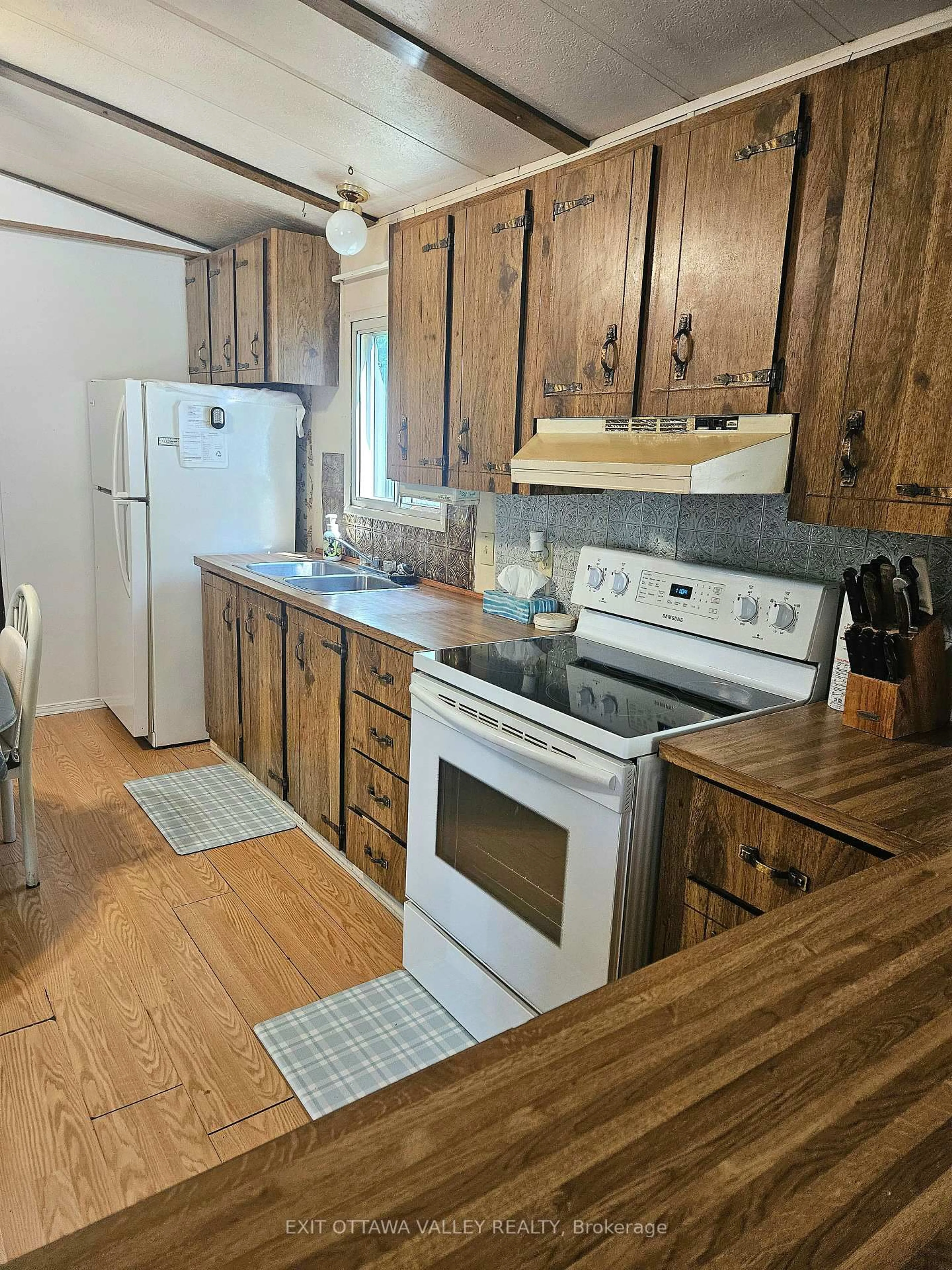 Standard kitchen, wood/laminate floor for 40496 17 Highway, Stonecliffe Ontario K0J 2K0