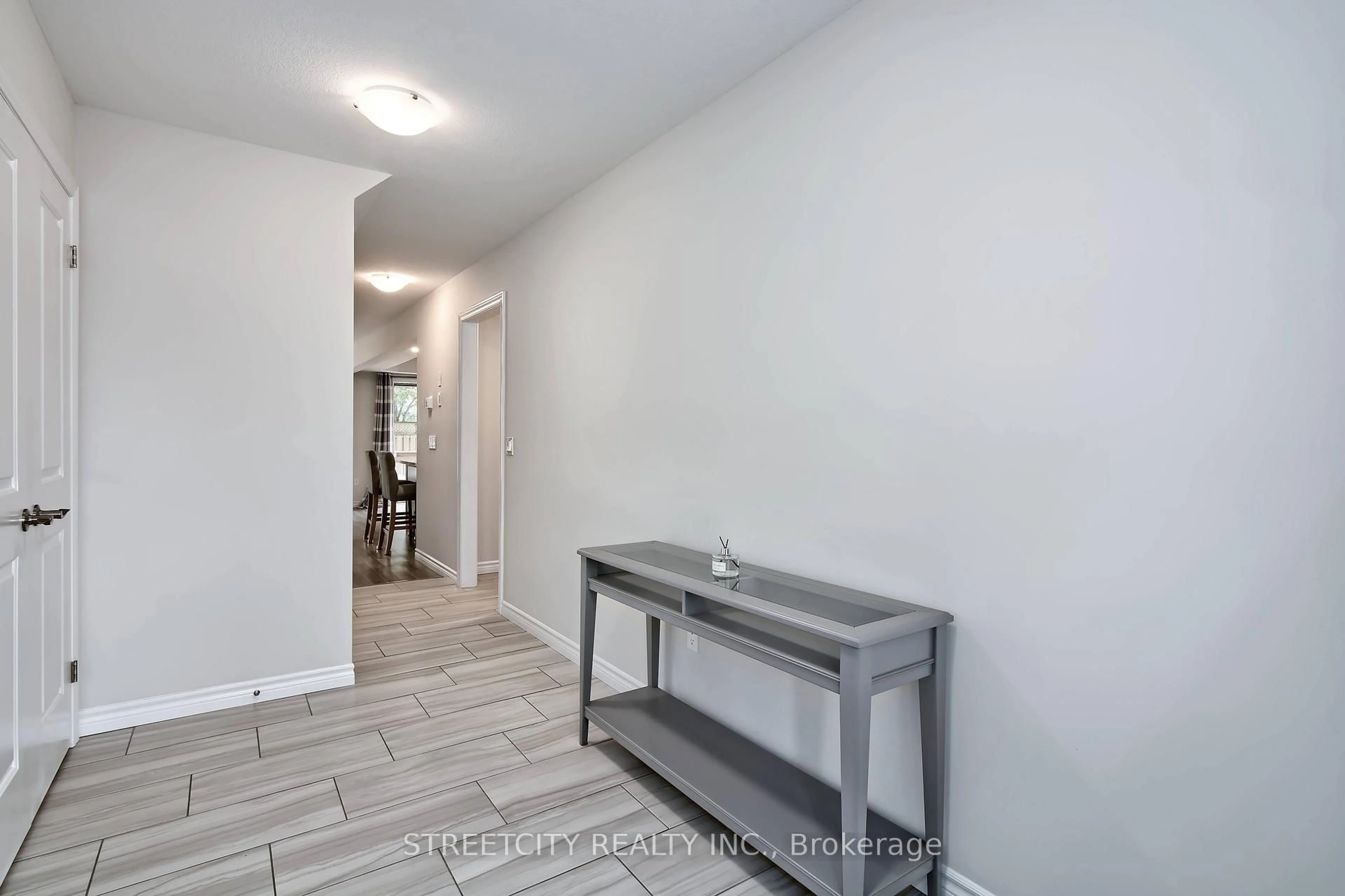 Indoor entryway for 1061 Eagletrace Dr #77, London North Ontario N6G 0T3