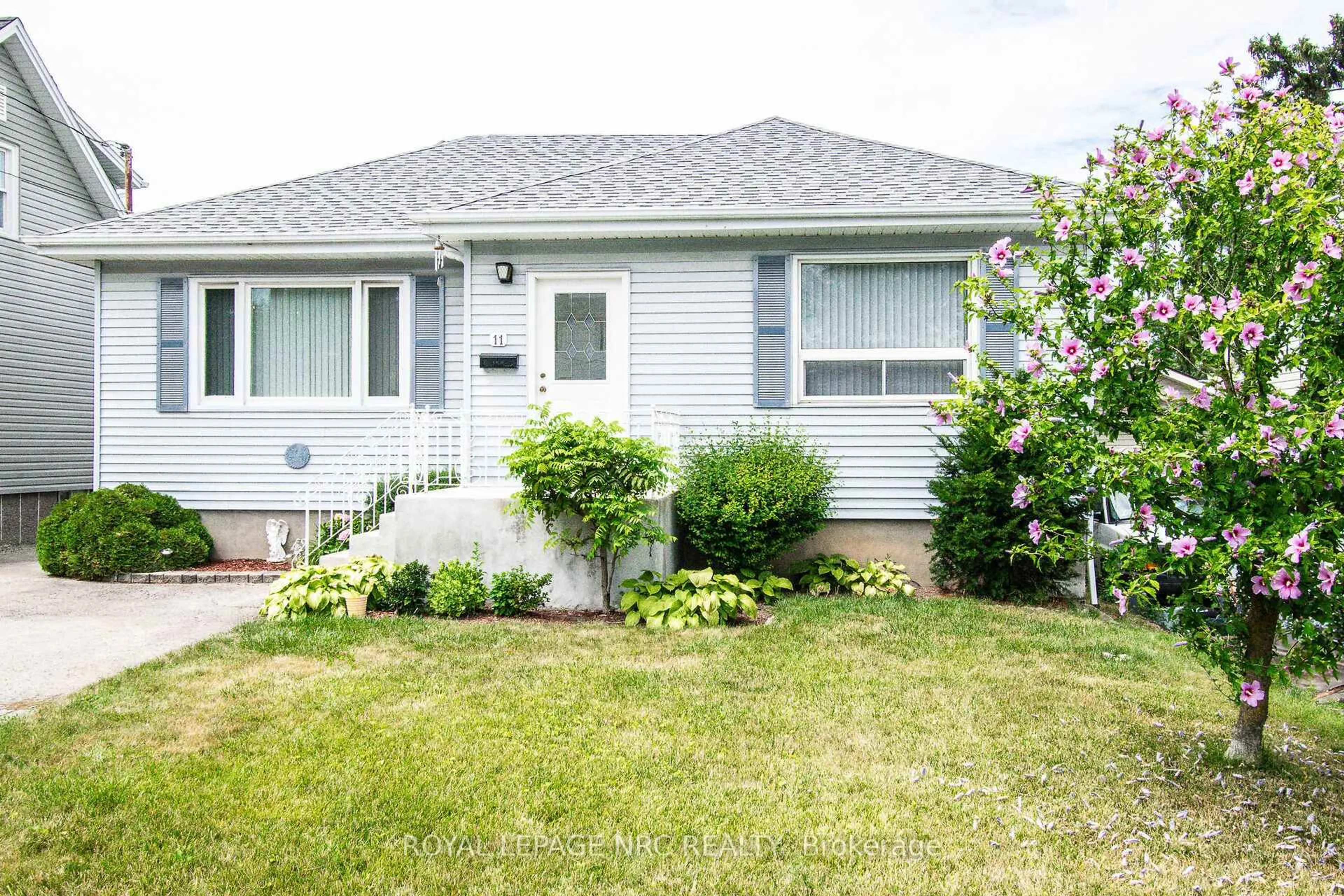 Home with vinyl exterior material, street for 11 Melrose Ave, St. Catharines Ontario L2P 2E3