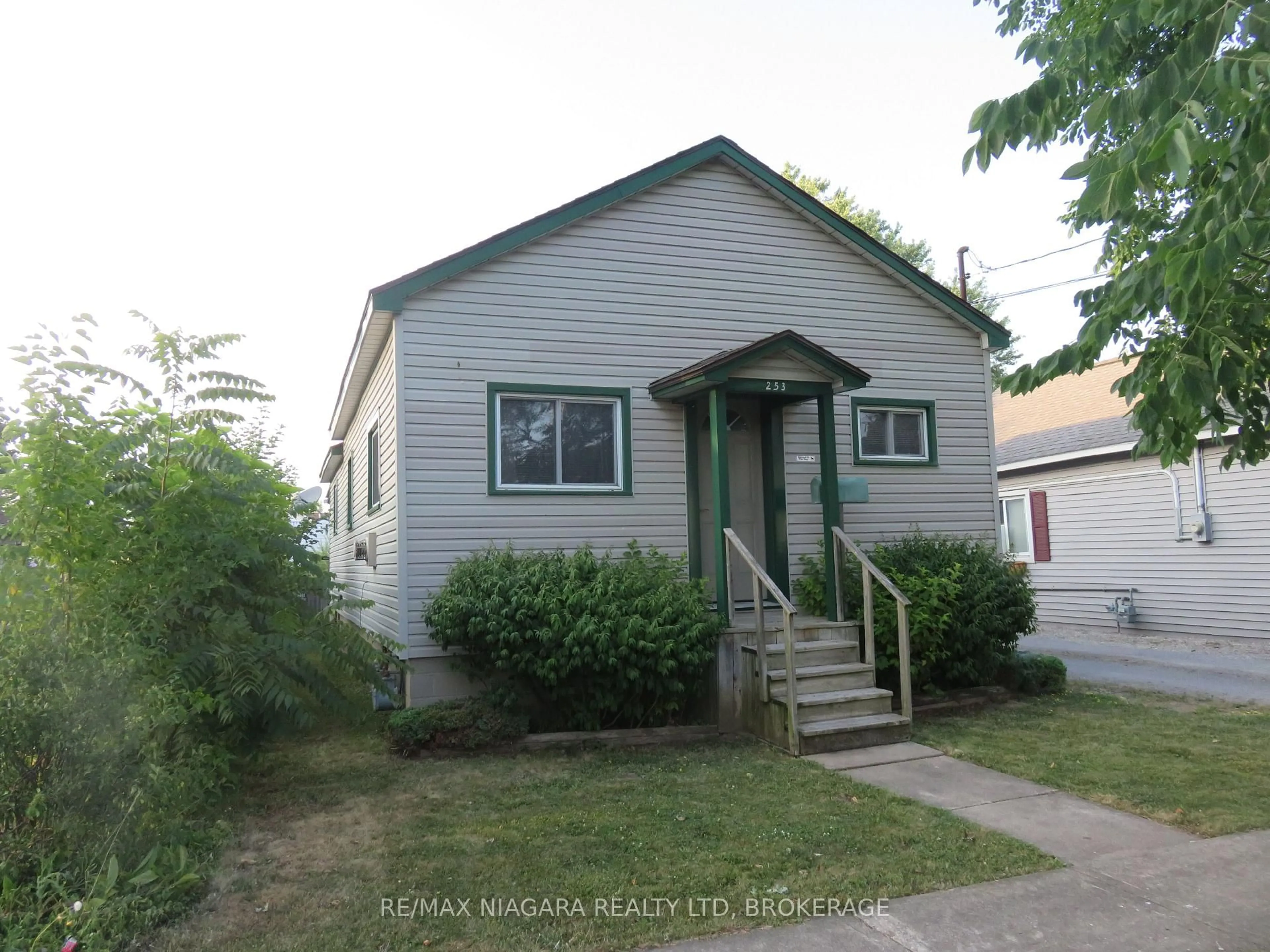 Home with vinyl exterior material, street for 253 Henrietta St, Fort Erie Ontario L2A 2K8