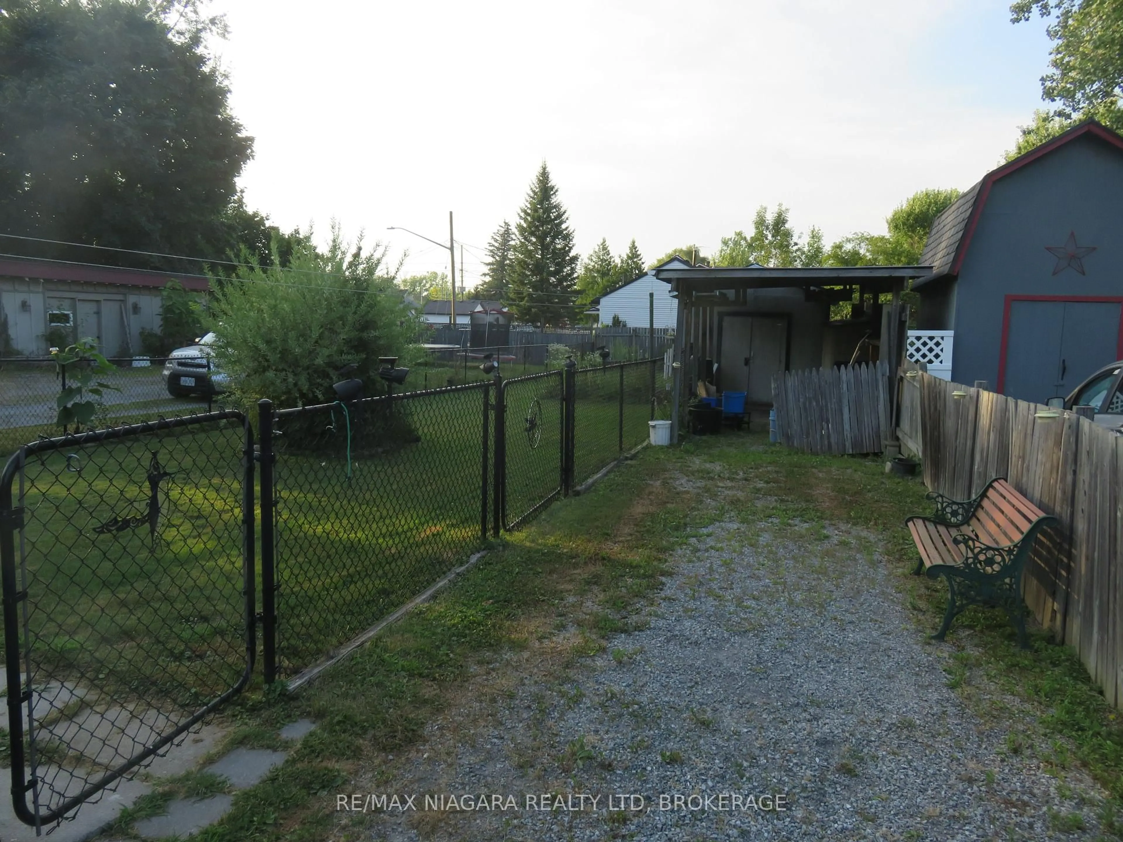 A pic from outside/outdoor area/front of a property/back of a property/a pic from drone, street for 253 Henrietta St, Fort Erie Ontario L2A 2K8