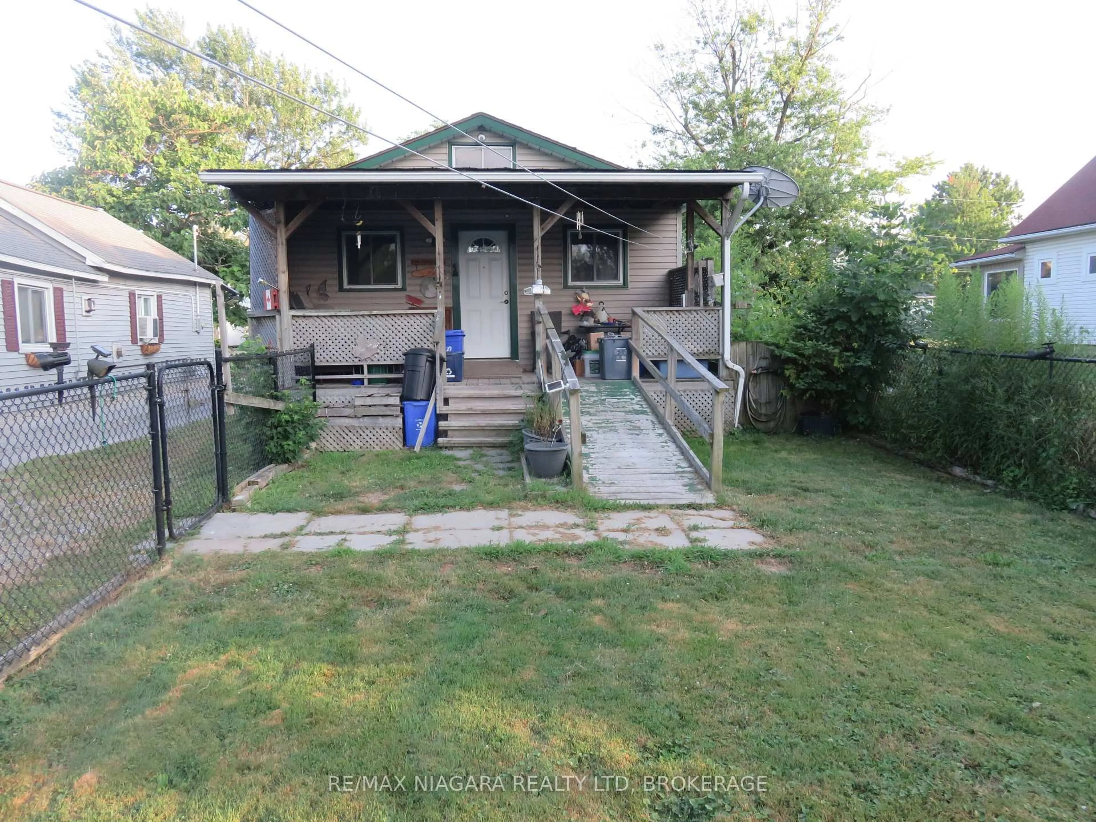 A pic from outside/outdoor area/front of a property/back of a property/a pic from drone, street for 253 Henrietta St, Fort Erie Ontario L2A 2K8