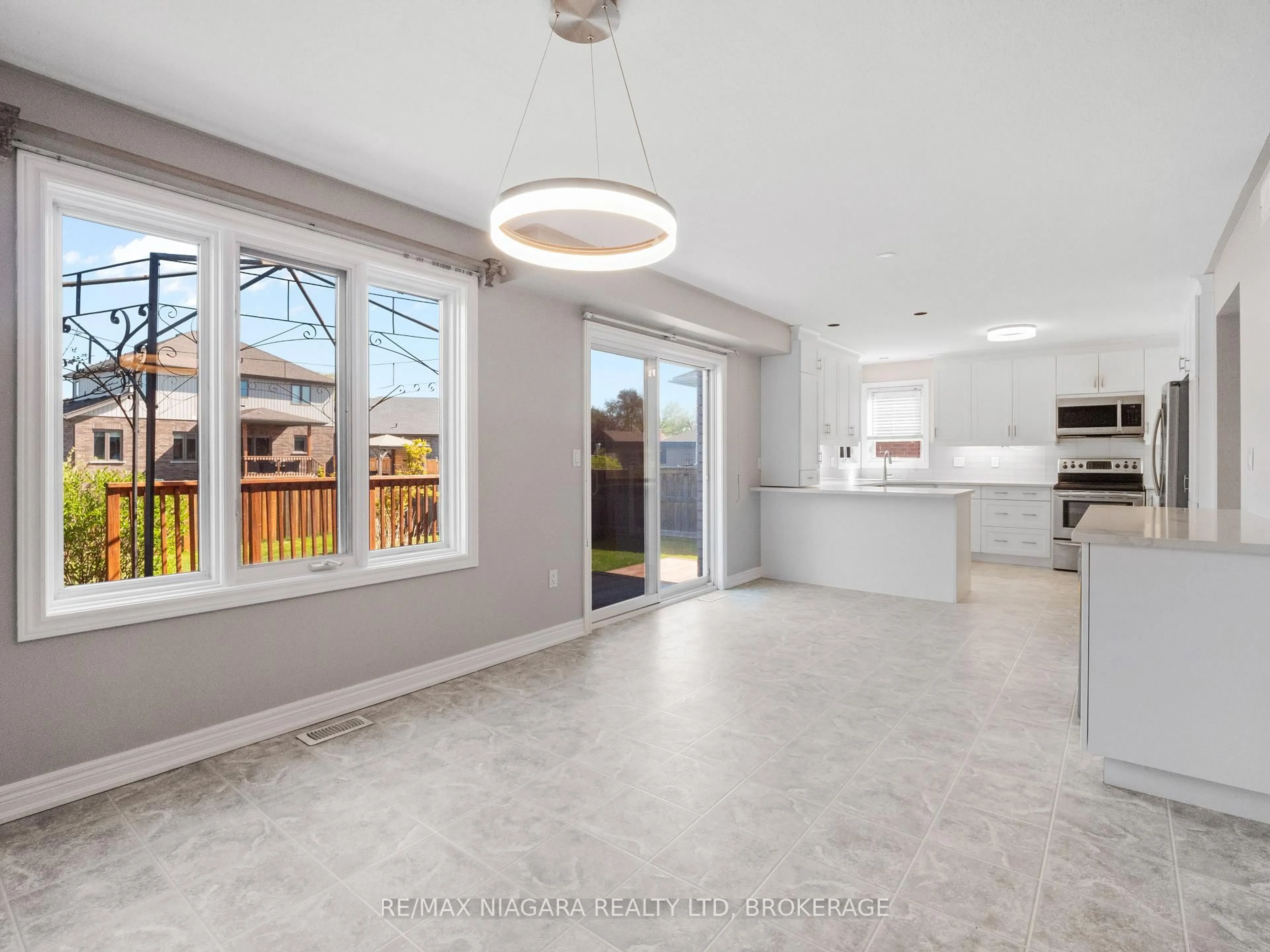 Open concept kitchen, ceramic/tile floor for 66 Hunter Dr, Welland Ontario L3C 7L6
