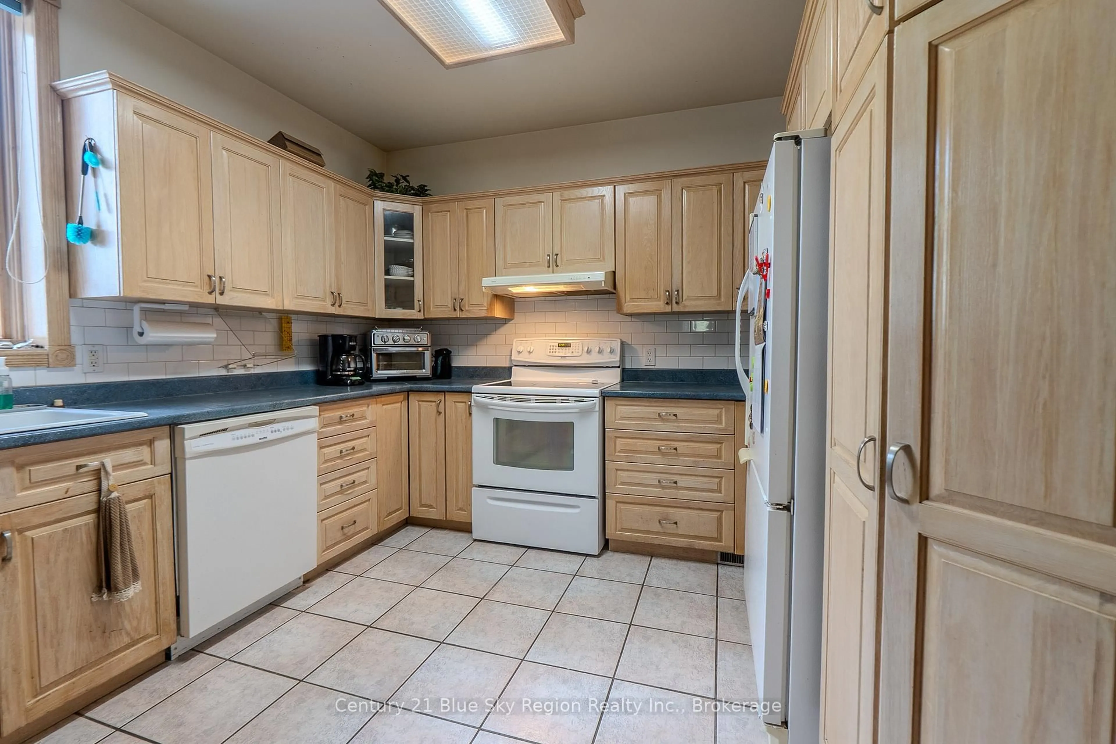 Standard kitchen, ceramic/tile floor for 125 Main St, West Nipissing Ontario P2B 1N6