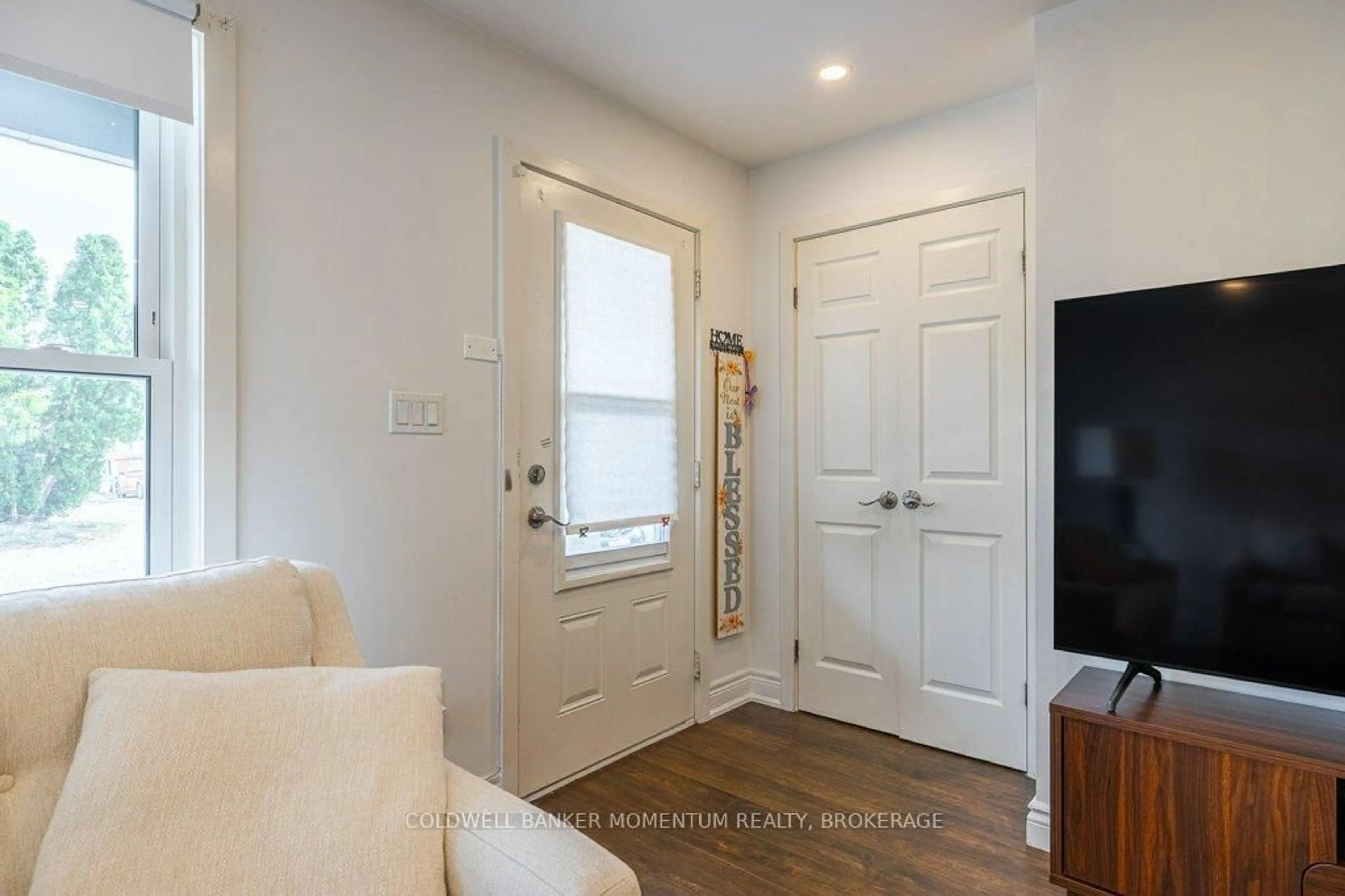 Indoor entryway for 27 Haight St, St. Catharines Ontario L2P 2M2