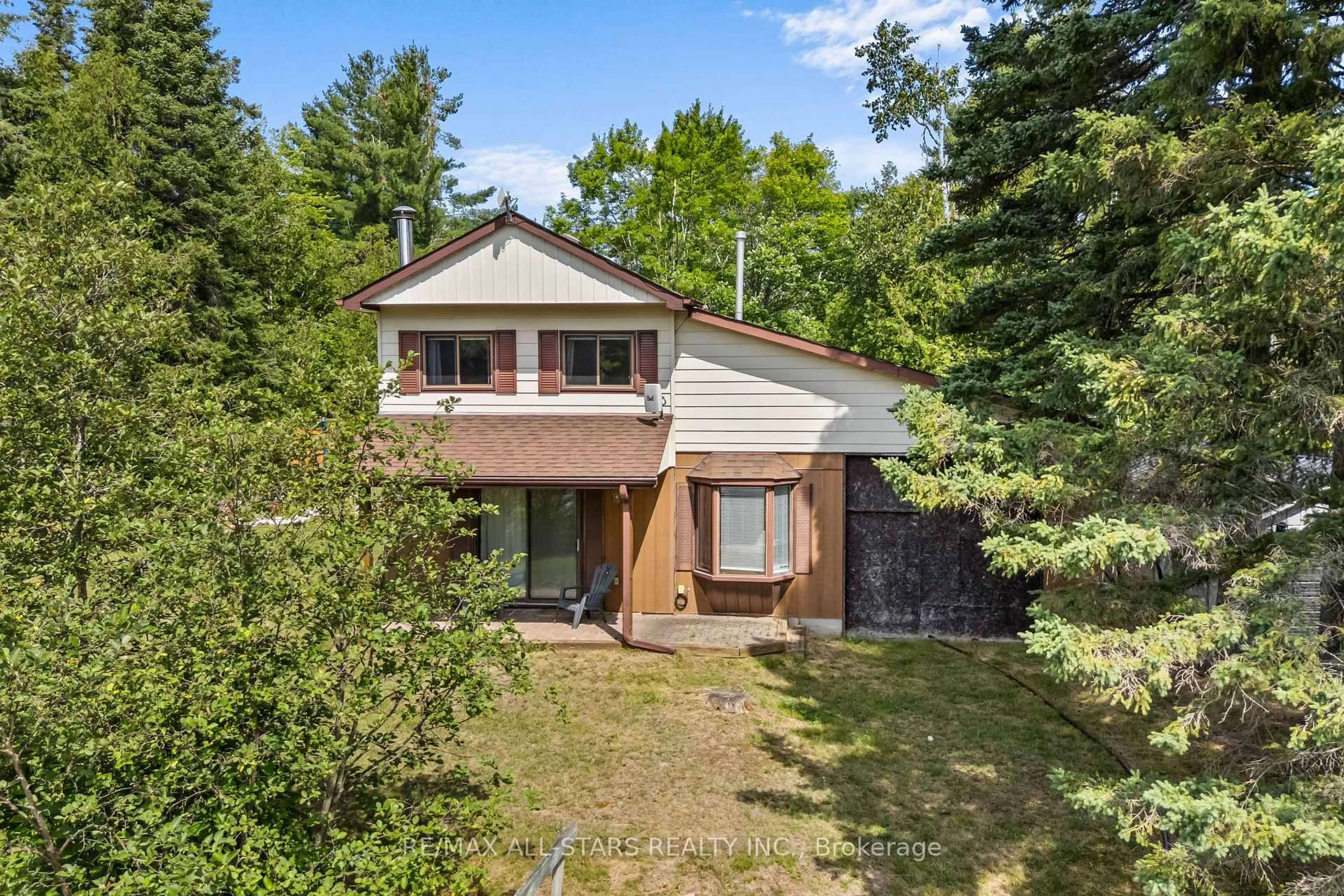 A pic from outside/outdoor area/front of a property/back of a property/a pic from drone, unknown for 29 Aspen Dr, Kawartha Lakes Ontario K0M 1A0