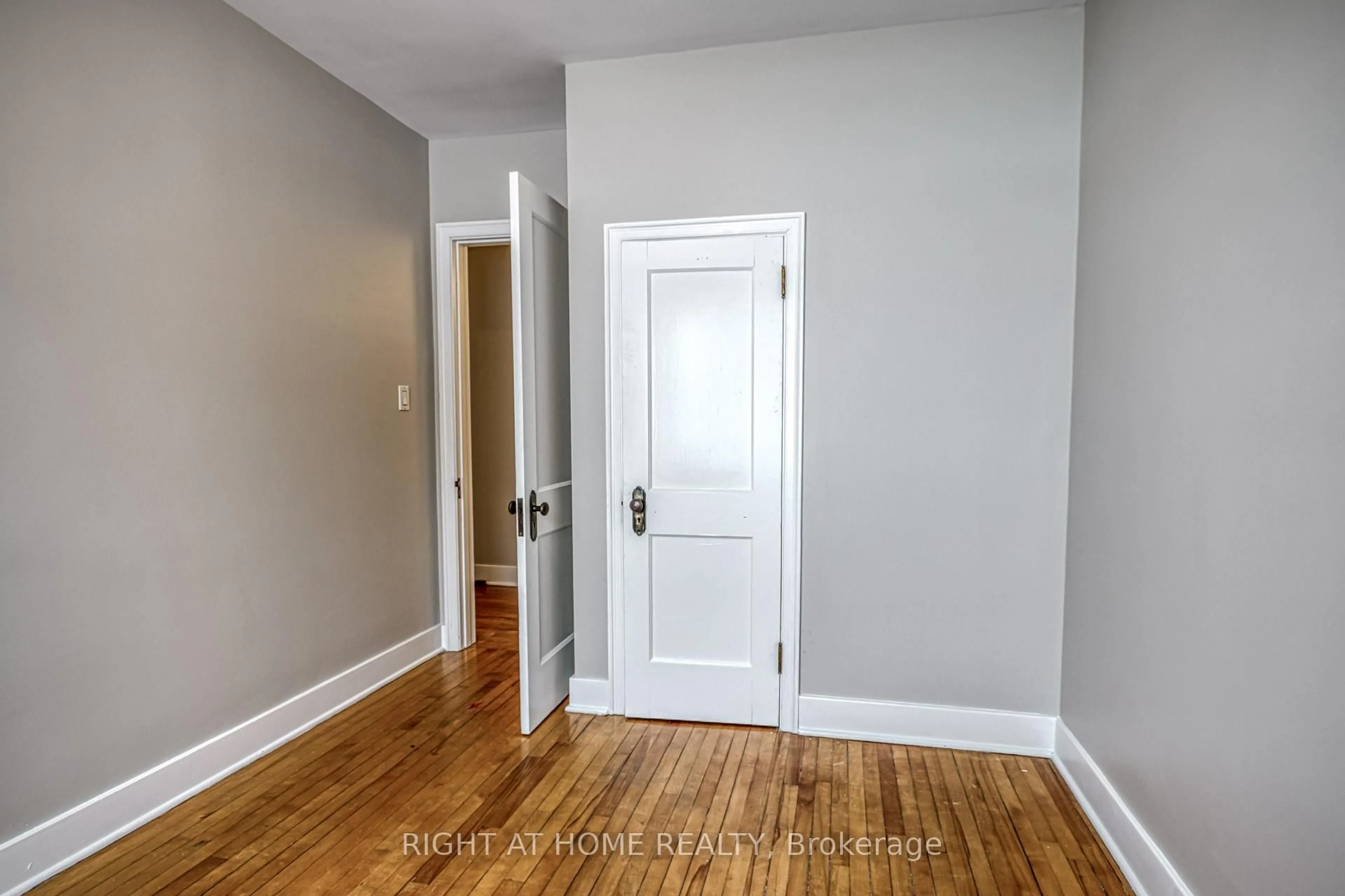 Indoor entryway for 105 Riverside Dr, Greater Sudbury Ontario P3E 1G7