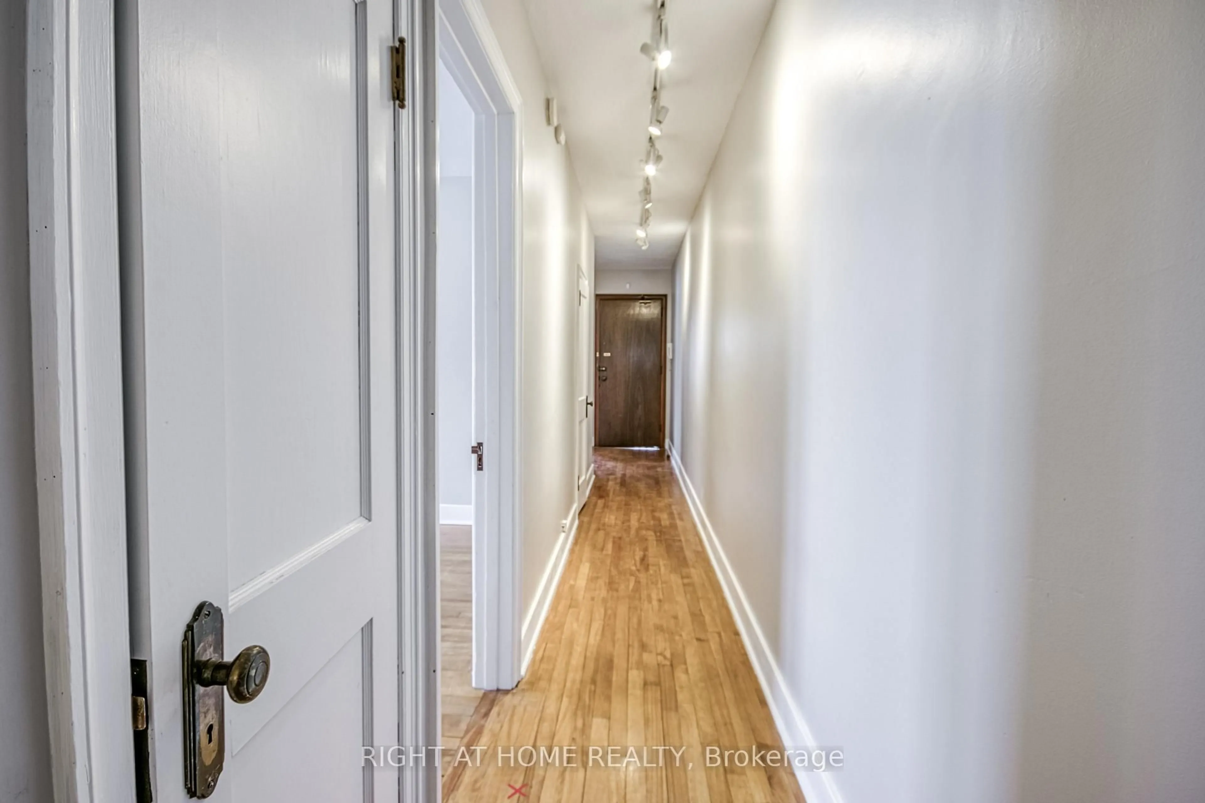 Indoor entryway for 105 Riverside Dr, Greater Sudbury Ontario P3E 1G7