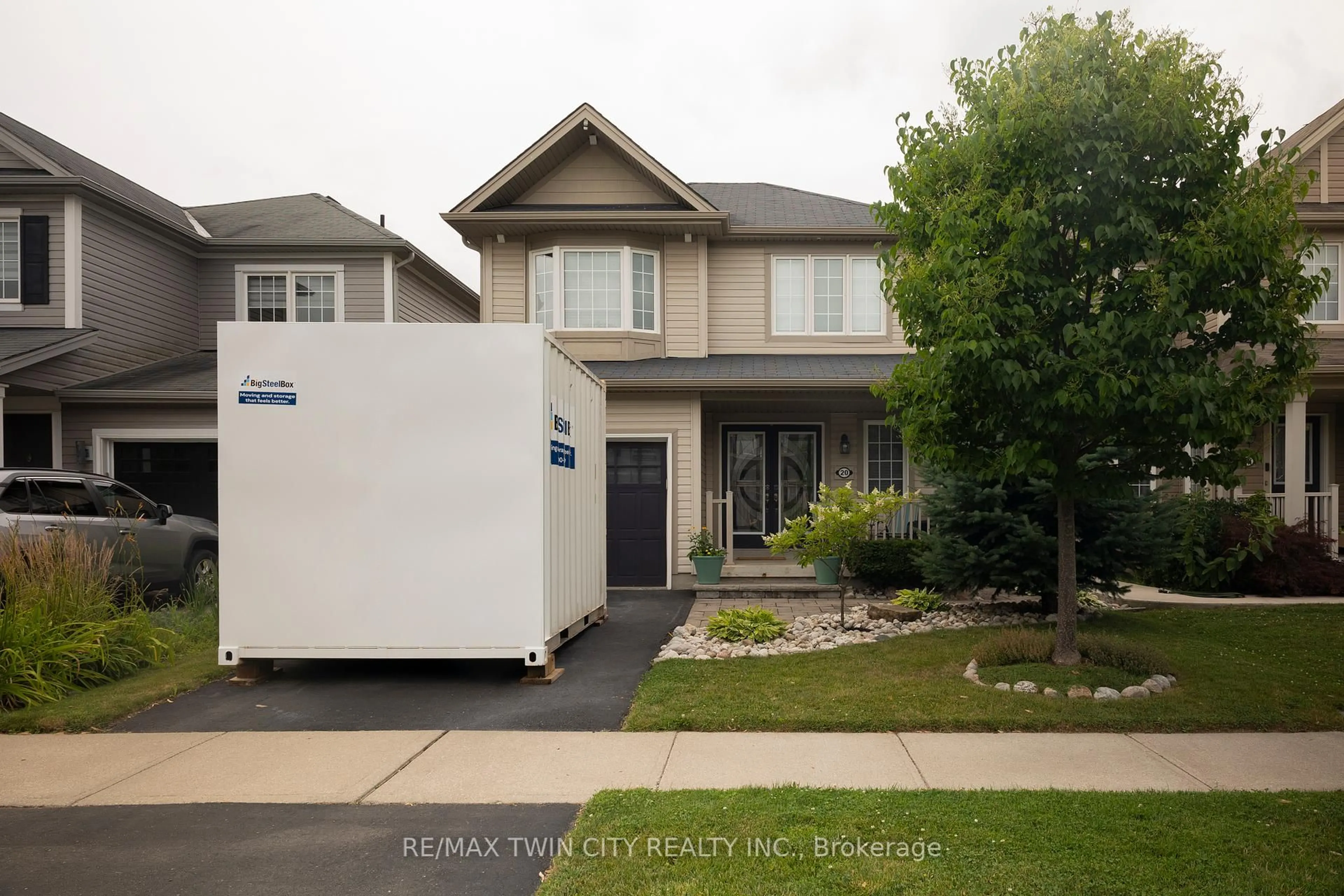 Home with vinyl exterior material, street for 20 MERRITT Lane, Brantford Ontario N3T 0E8