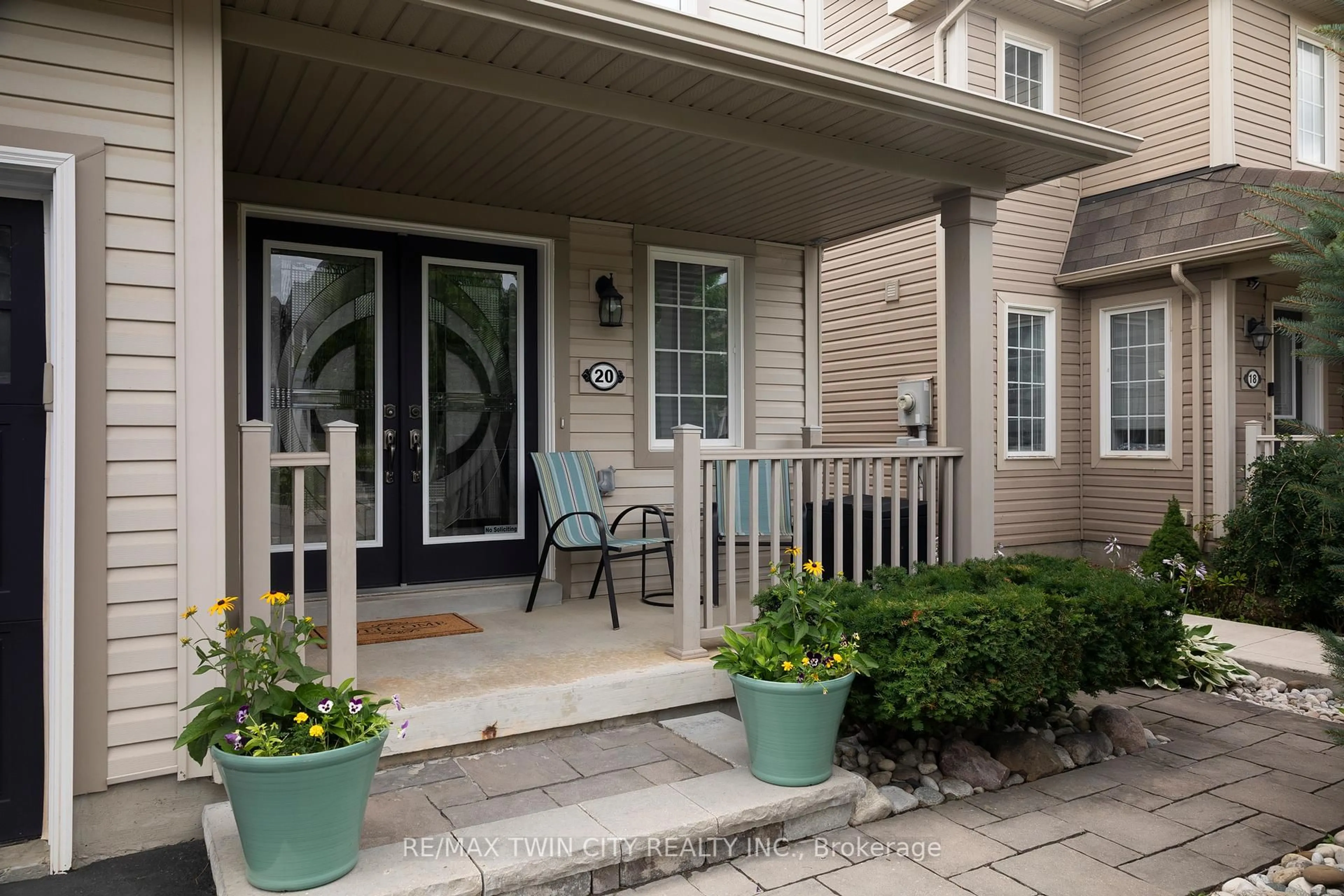 Patio, street for 20 MERRITT Lane, Brantford Ontario N3T 0E8