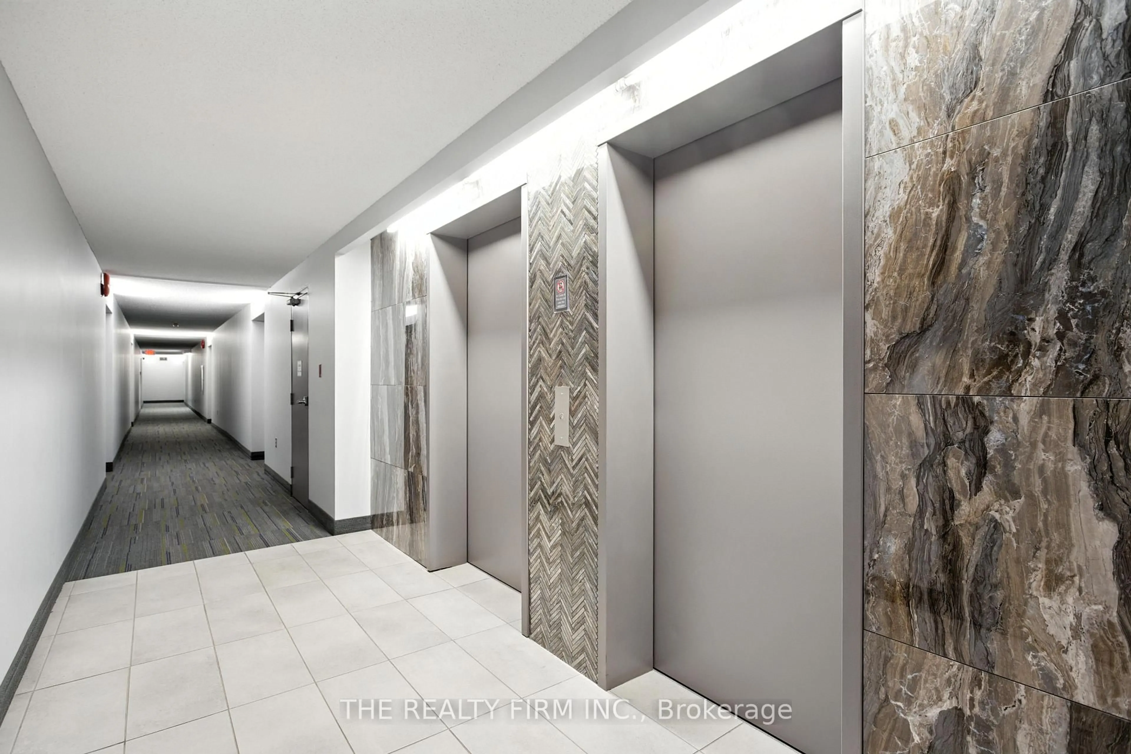 Indoor foyer for 127 Belmont Dr #809, London South Ontario N6J 4J7