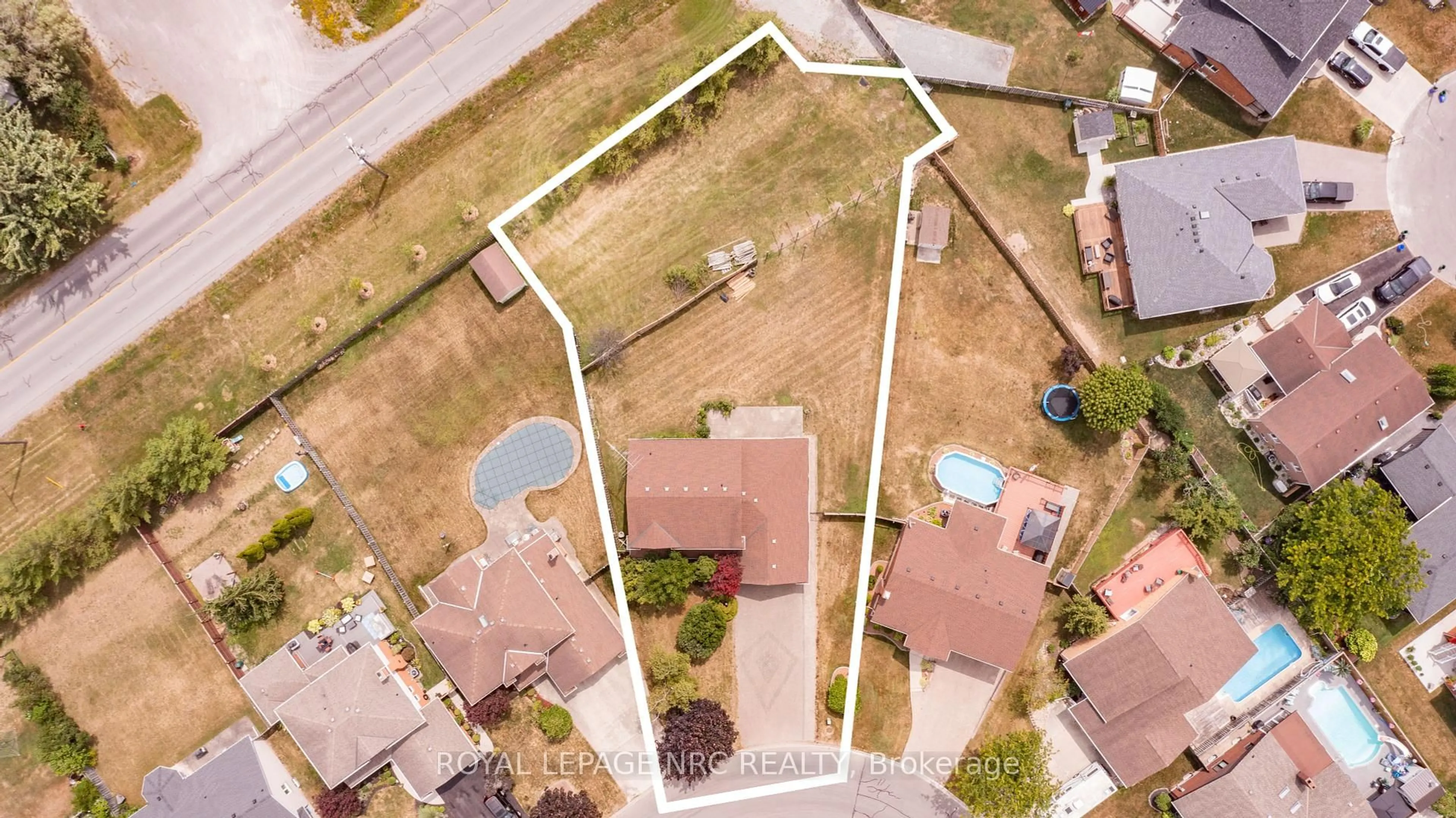 A pic from outside/outdoor area/front of a property/back of a property/a pic from drone, street for 3 Elmvale Cres, Port Colborne Ontario L3K 5Z9
