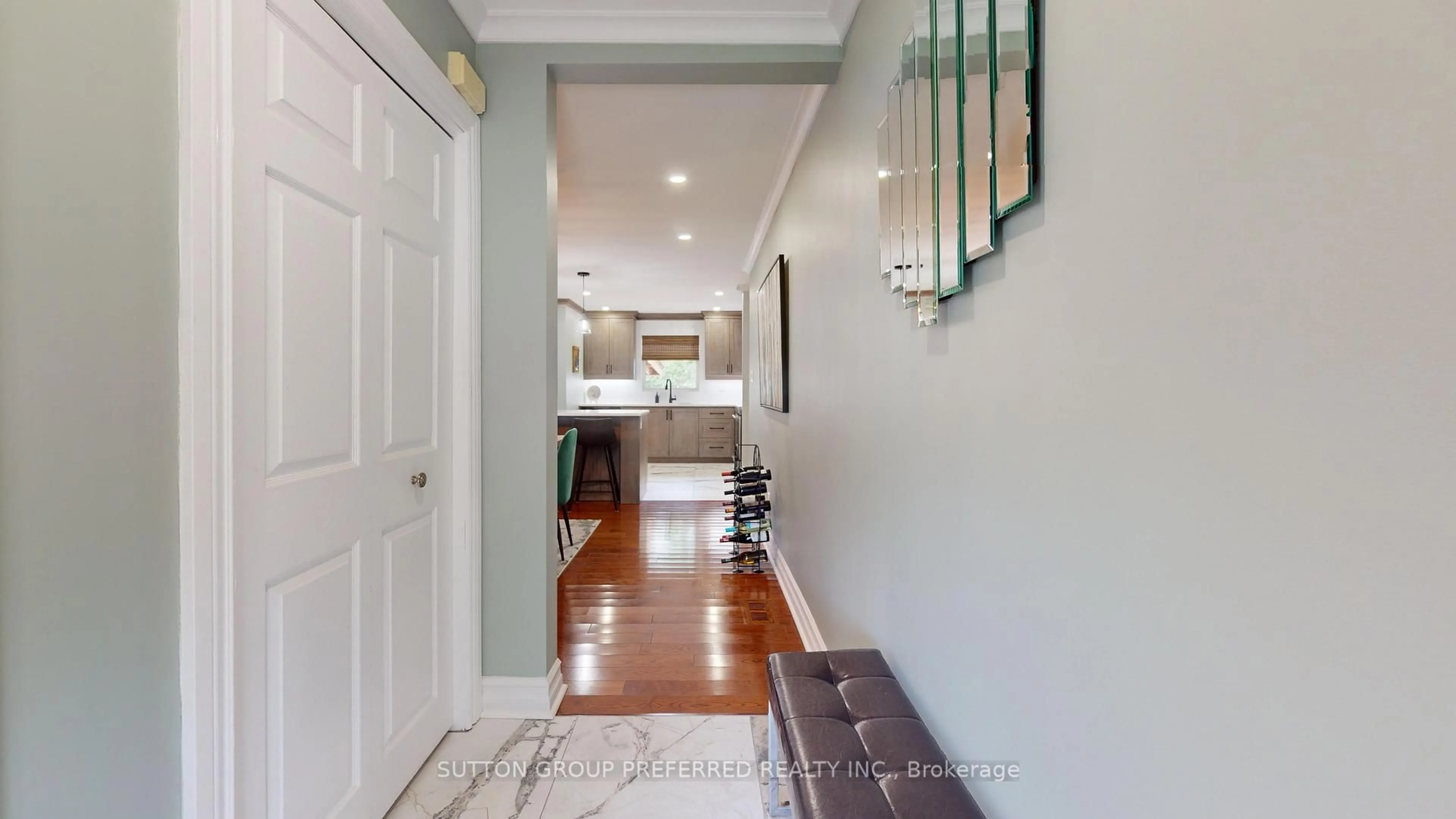 Indoor entryway for 373 Willard Cres, London South Ontario N6K 2H8