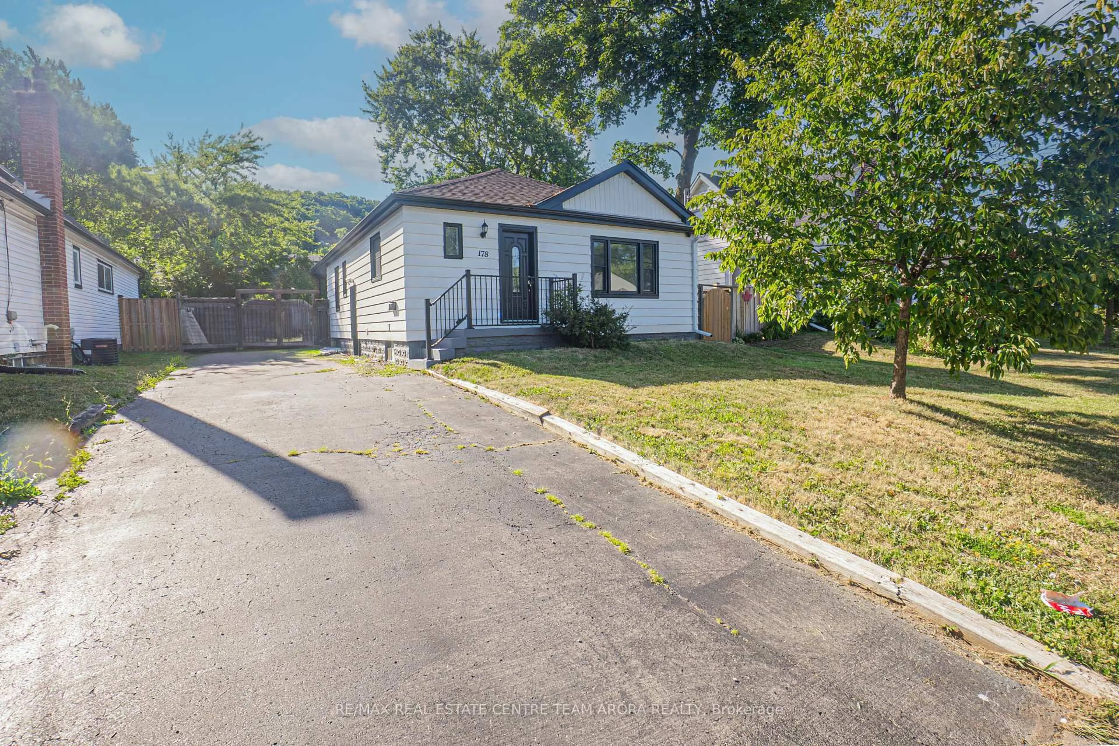 A pic from outside/outdoor area/front of a property/back of a property/a pic from drone, street for 178 Cloverdale Ave, Hamilton Ontario L8K 4M3