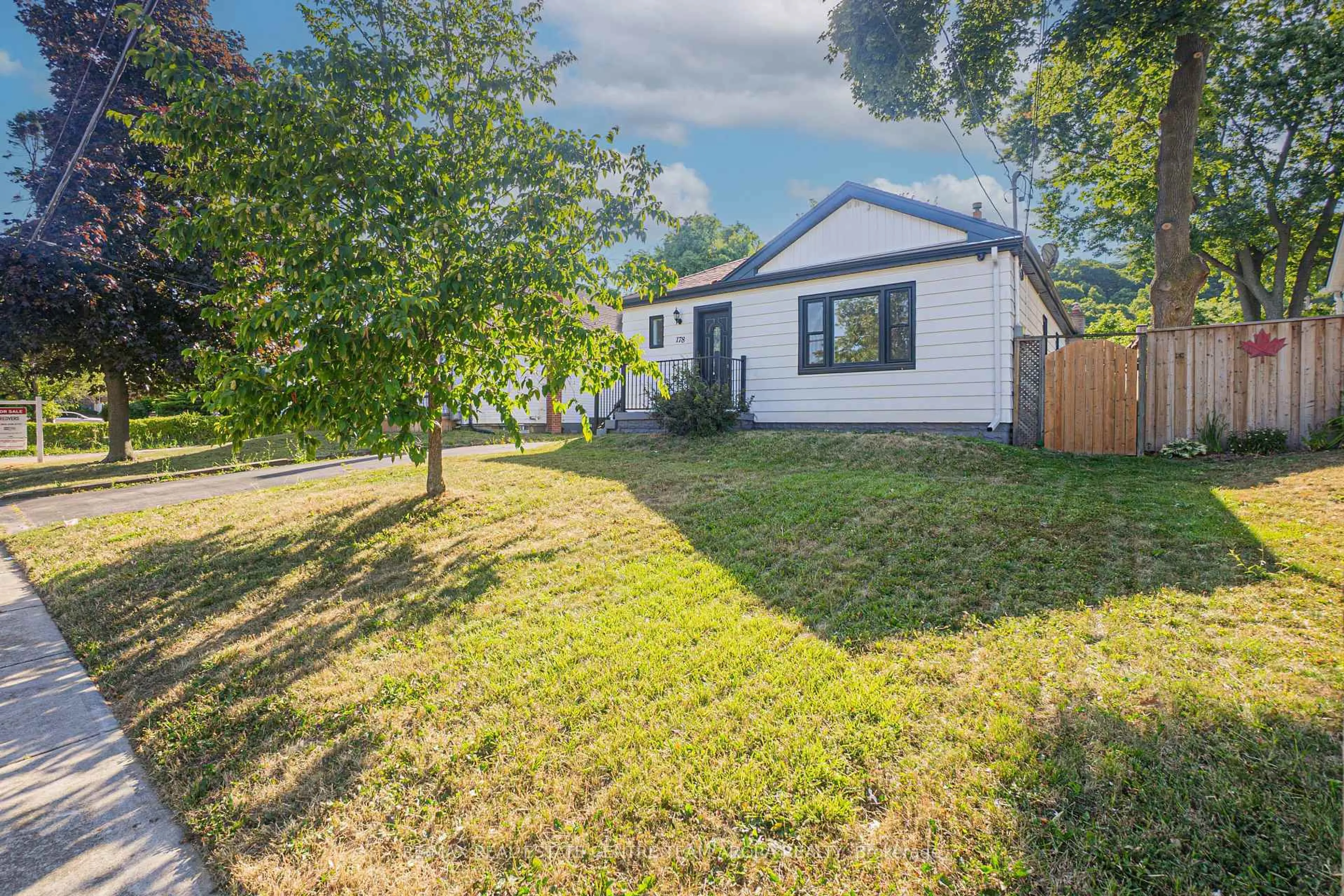 A pic from outside/outdoor area/front of a property/back of a property/a pic from drone, street for 178 Cloverdale Ave, Hamilton Ontario L8K 4M3