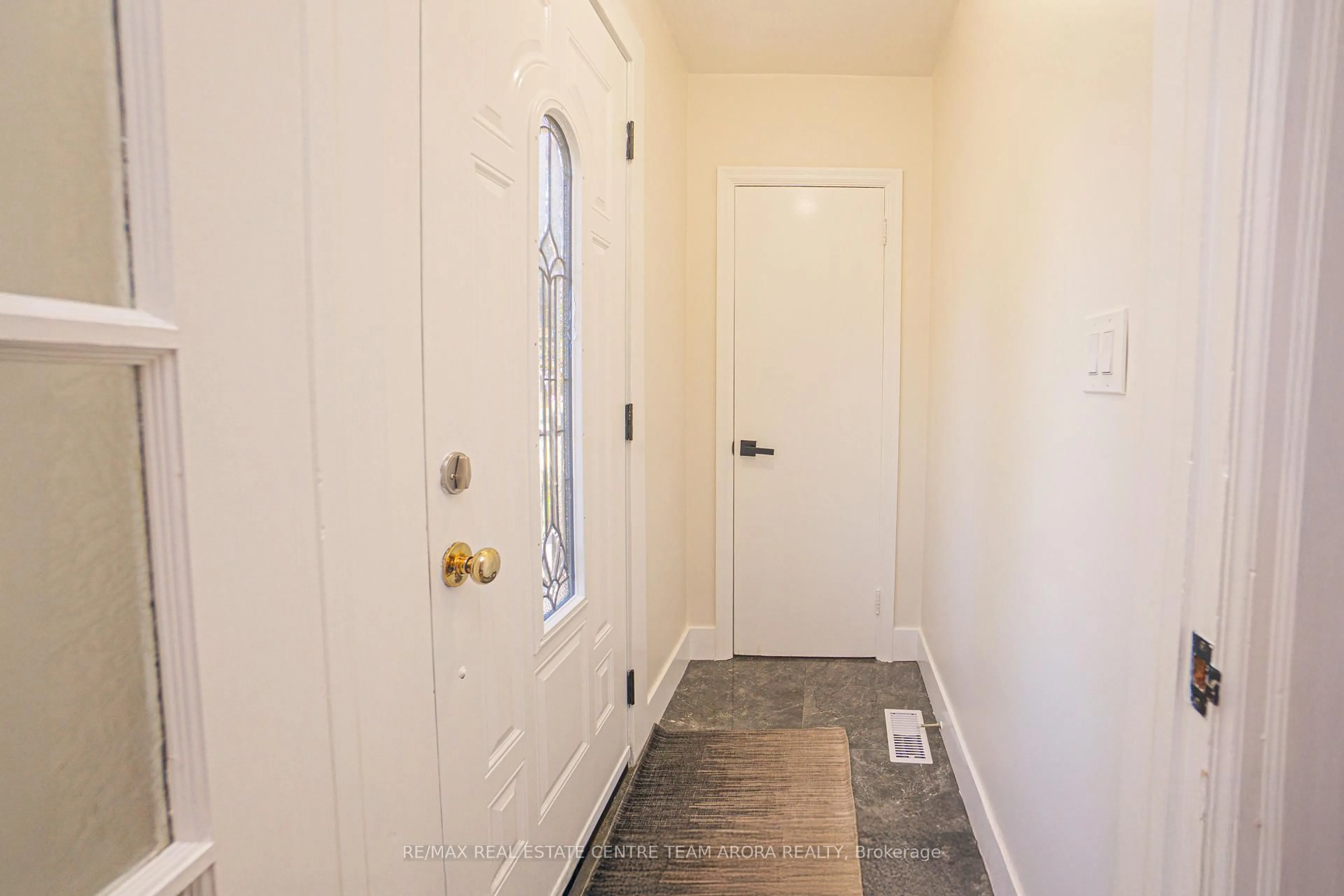 Indoor entryway for 178 Cloverdale Ave, Hamilton Ontario L8K 4M3