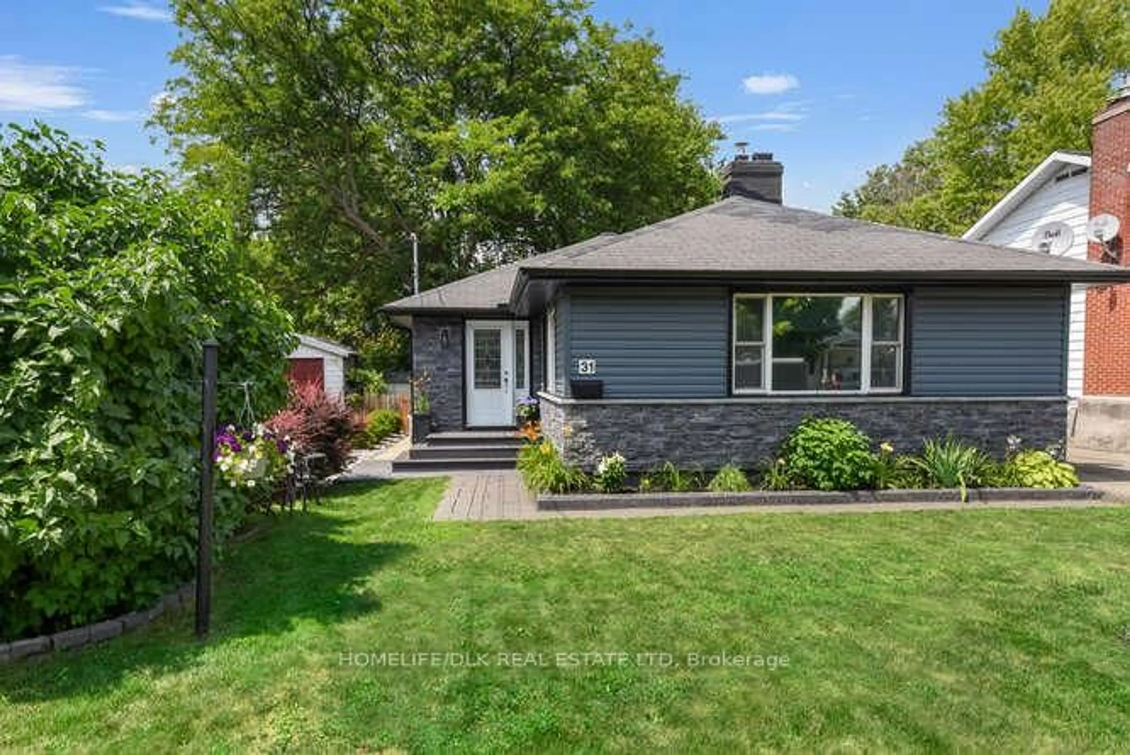 Home with vinyl exterior material, street for 31 Robinson St, Perth Ontario K7H 2E5
