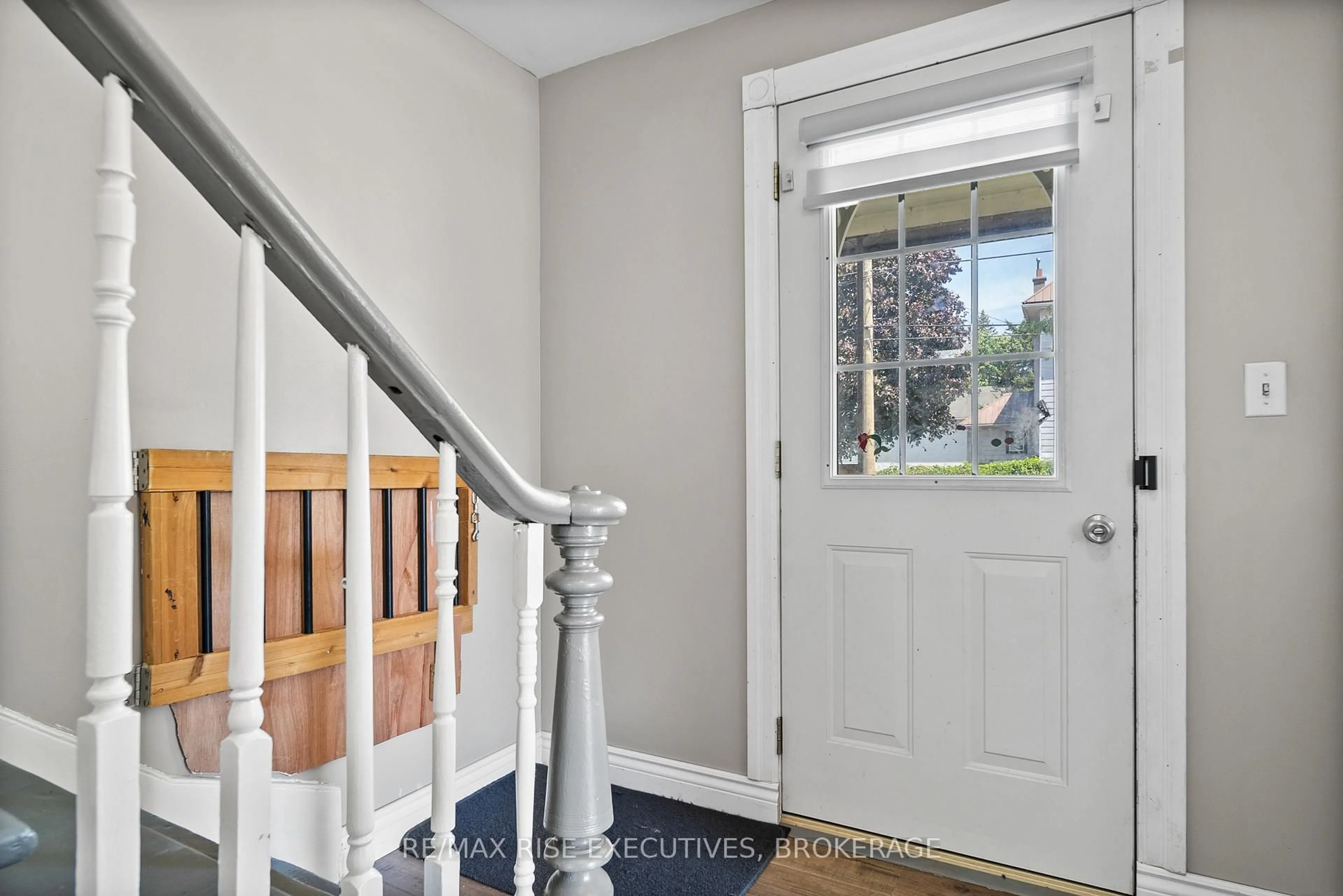 Indoor entryway for 100 Elm St, Gananoque Ontario K7G 2S9