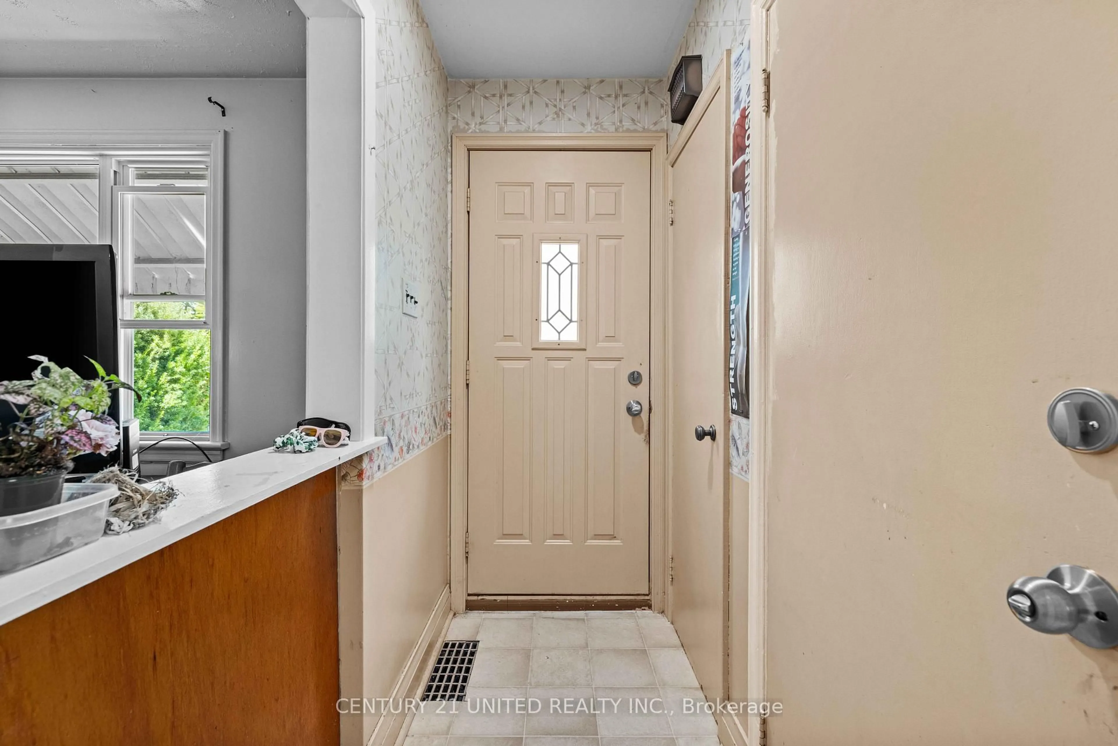 Indoor entryway for 567 O'connell Rd, Peterborough South Ontario K9J 4E2