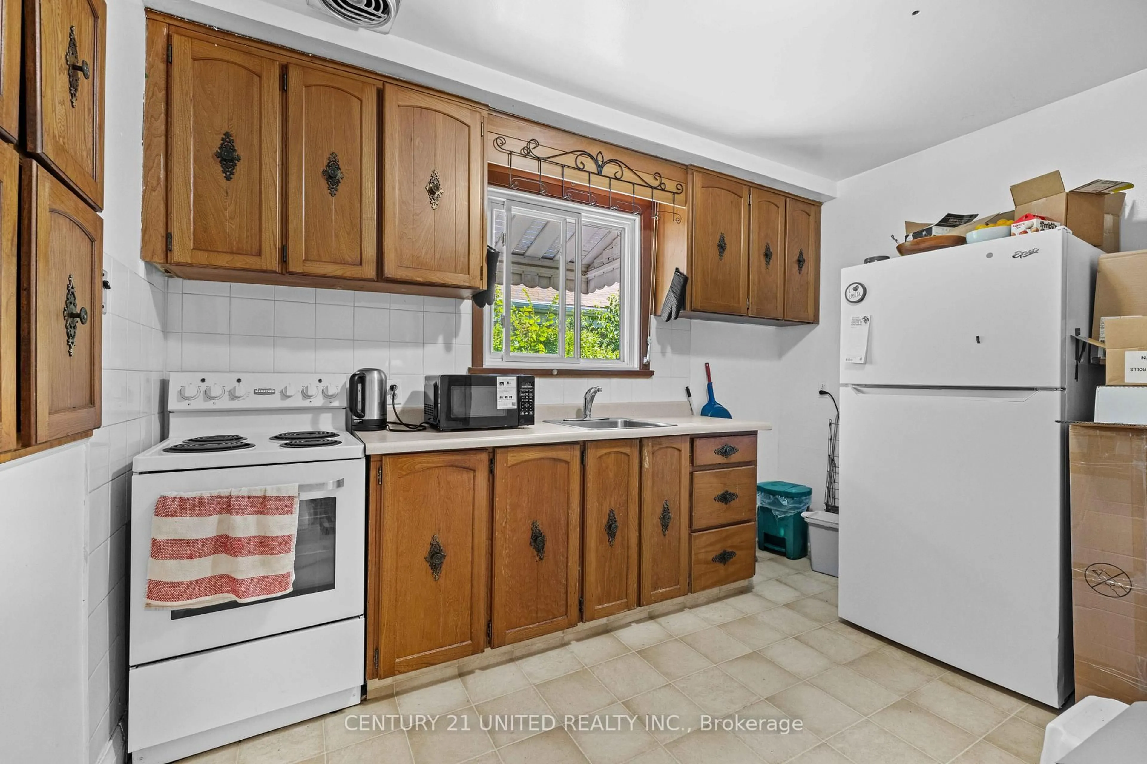Standard kitchen, ceramic/tile floor for 567 O'connell Rd, Peterborough South Ontario K9J 4E2
