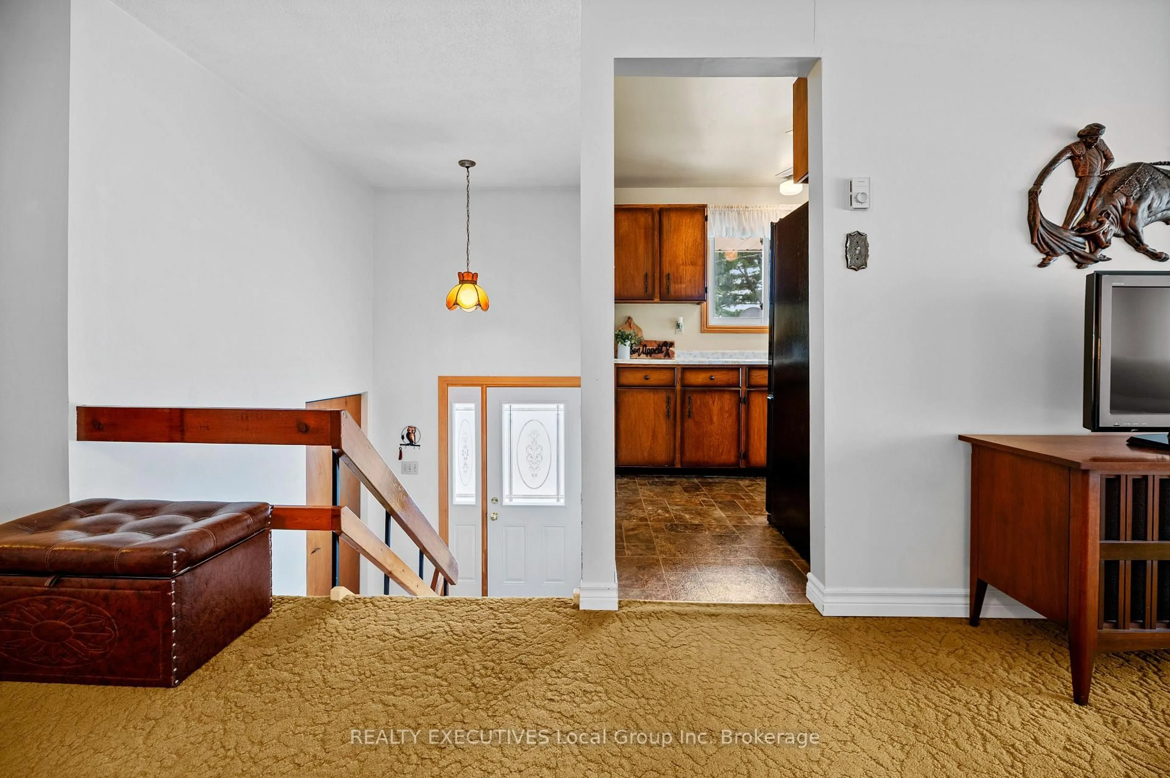 Indoor entryway for 546 SPARKS St, North Bay Ontario P1B 7S9