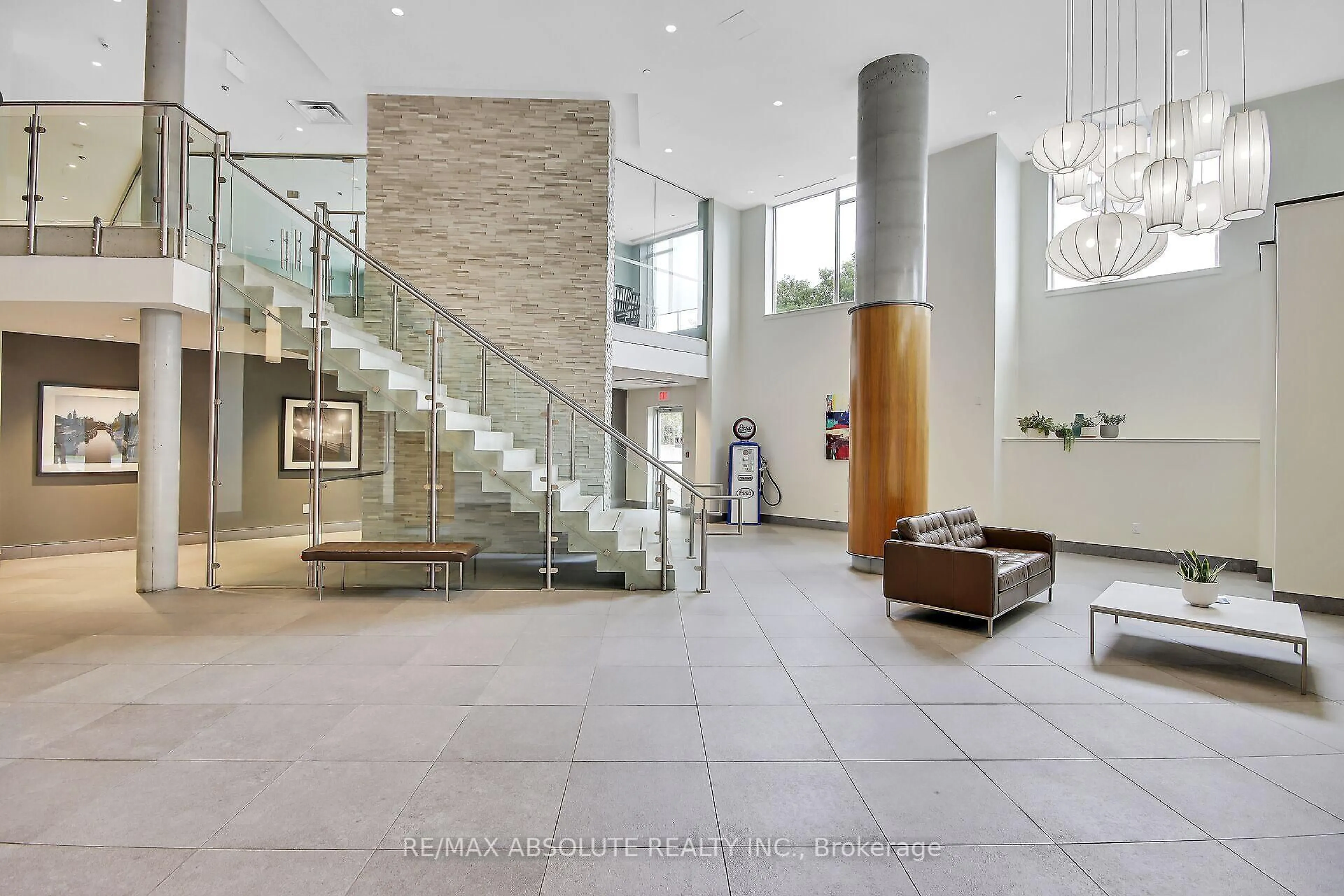 Indoor foyer for 7 Marquette Ave #606, Ottawa Ontario K1L 8A7