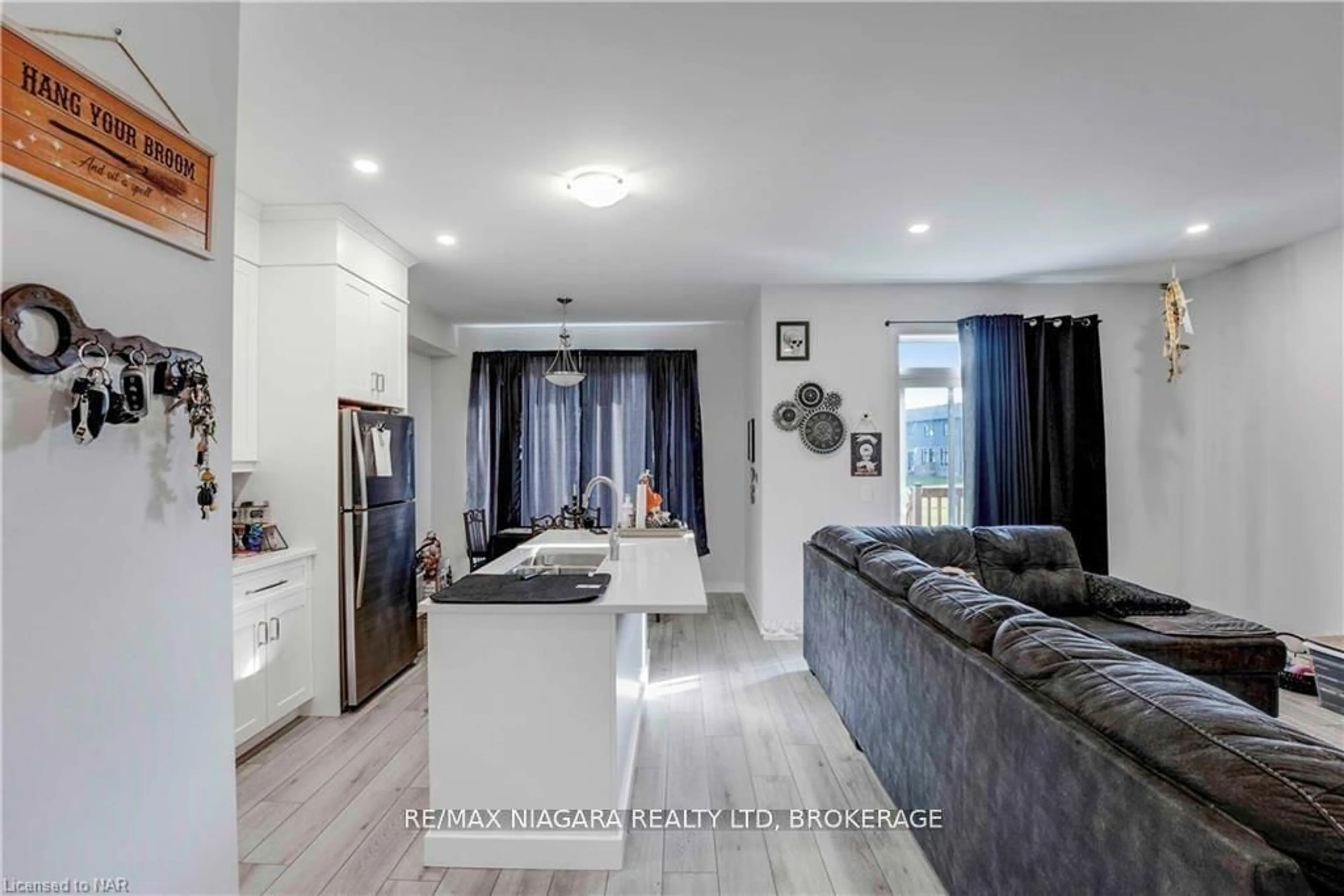 Open concept kitchen, unknown for 7125 PARSA St, Niagara Falls Ontario L2H 3T2