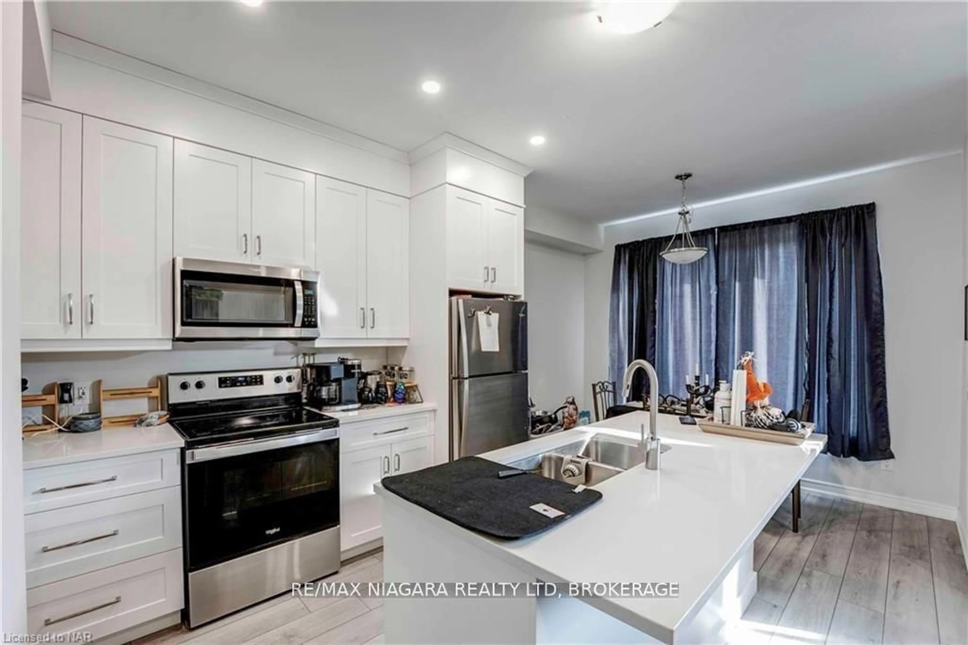 Open concept kitchen, ceramic/tile floor for 7125 PARSA St, Niagara Falls Ontario L2H 3T2