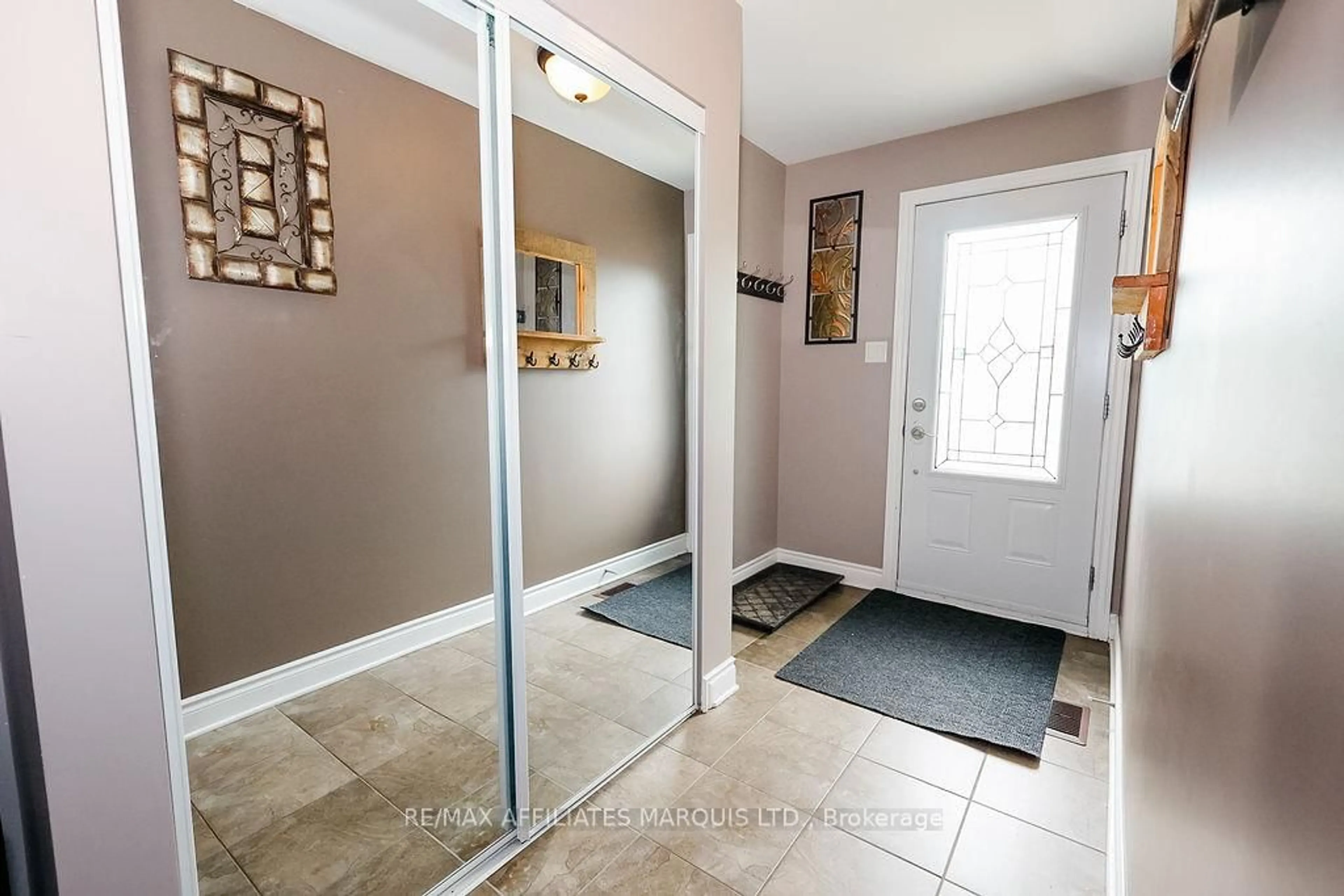 Indoor entryway for 133 St George St, North Glengarry Ontario K0C 1A0