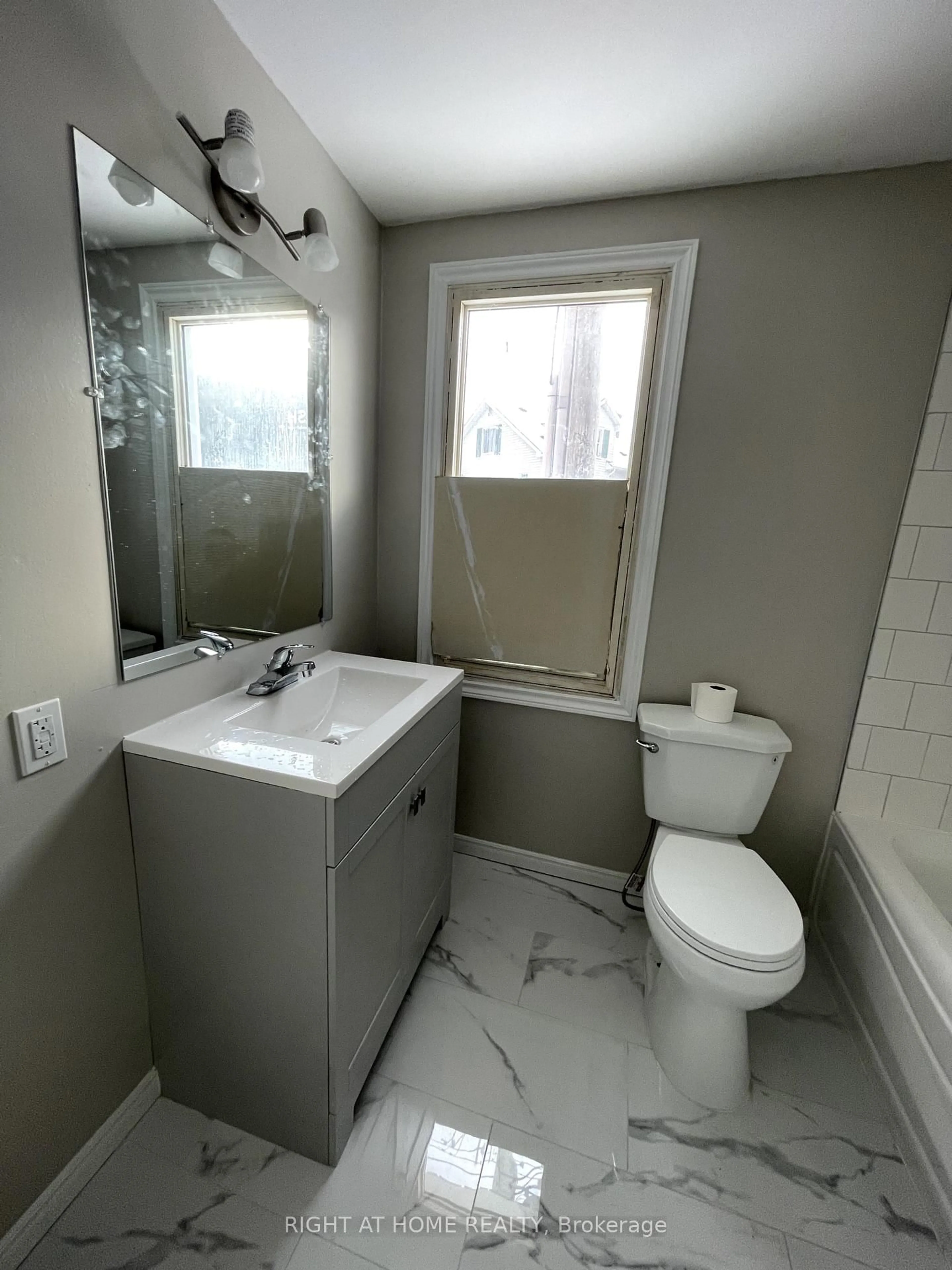 Standard bathroom, ceramic/tile floor for 18 Wellington St, Sault Ste Marie Ontario P6A 1H1