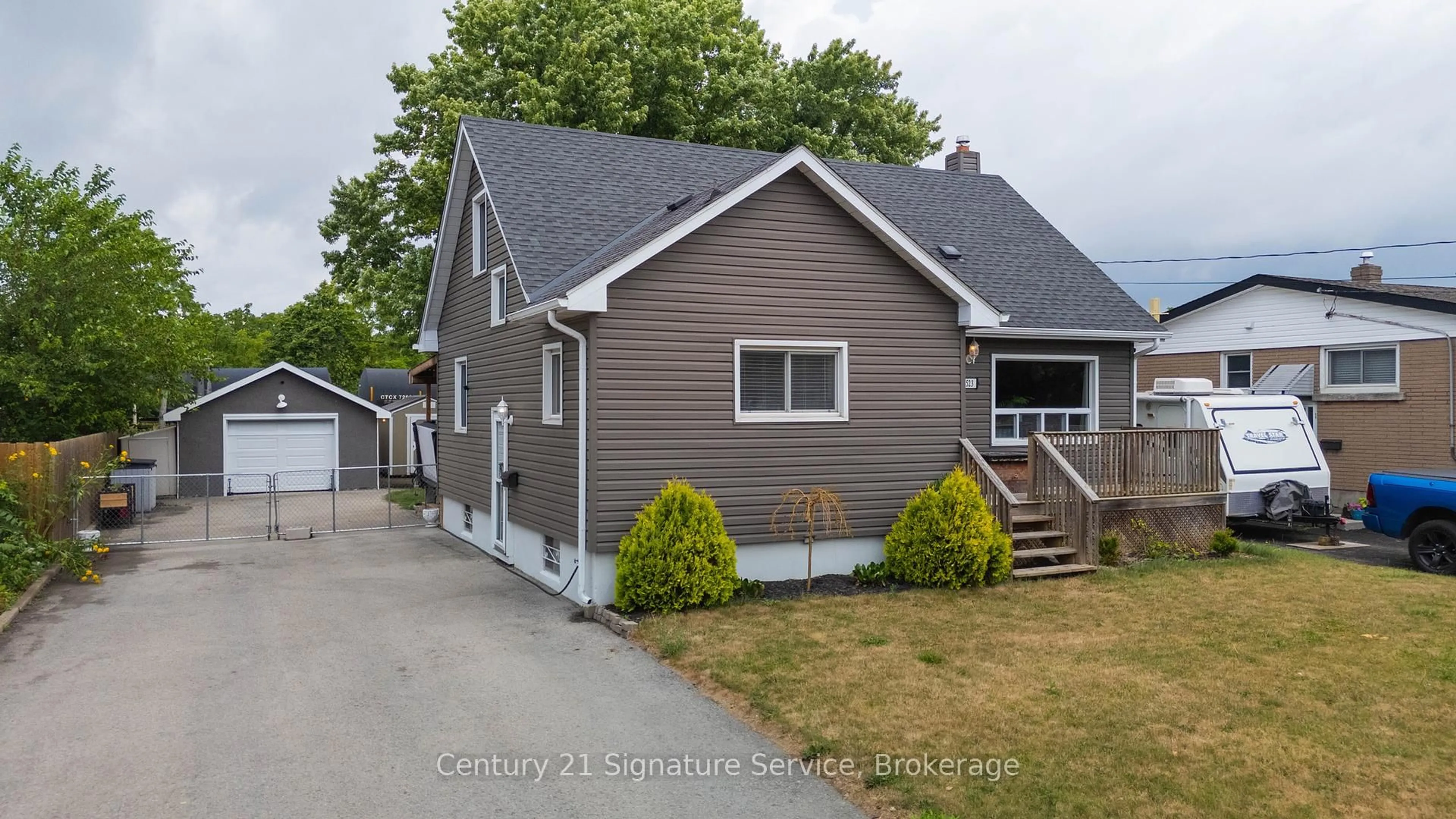 Home with vinyl exterior material, street for 523 Clarence St, Port Colborne Ontario L3K 3H3