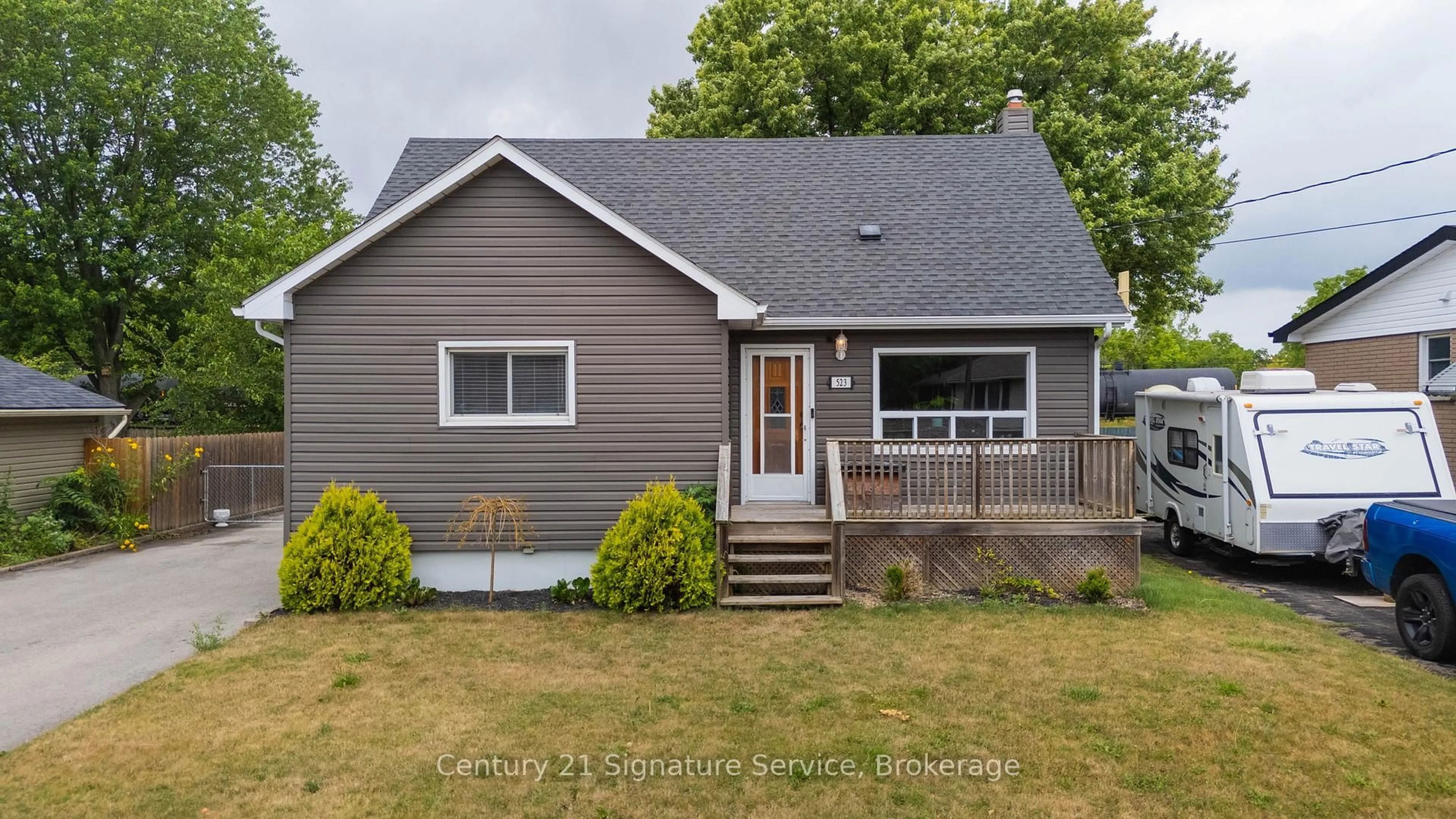 Home with vinyl exterior material, street for 523 Clarence St, Port Colborne Ontario L3K 3H3