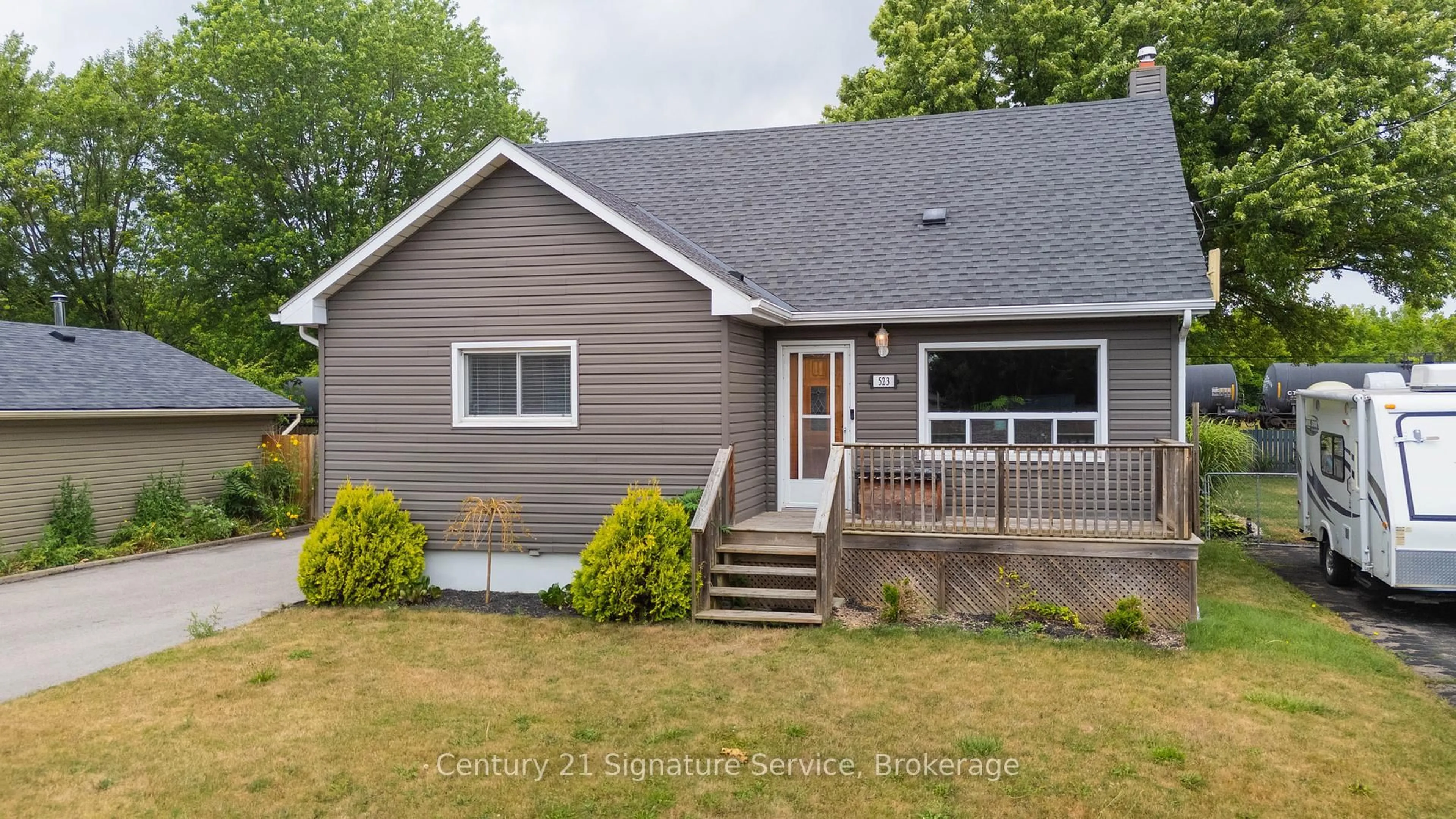 Home with vinyl exterior material, street for 523 Clarence St, Port Colborne Ontario L3K 3H3