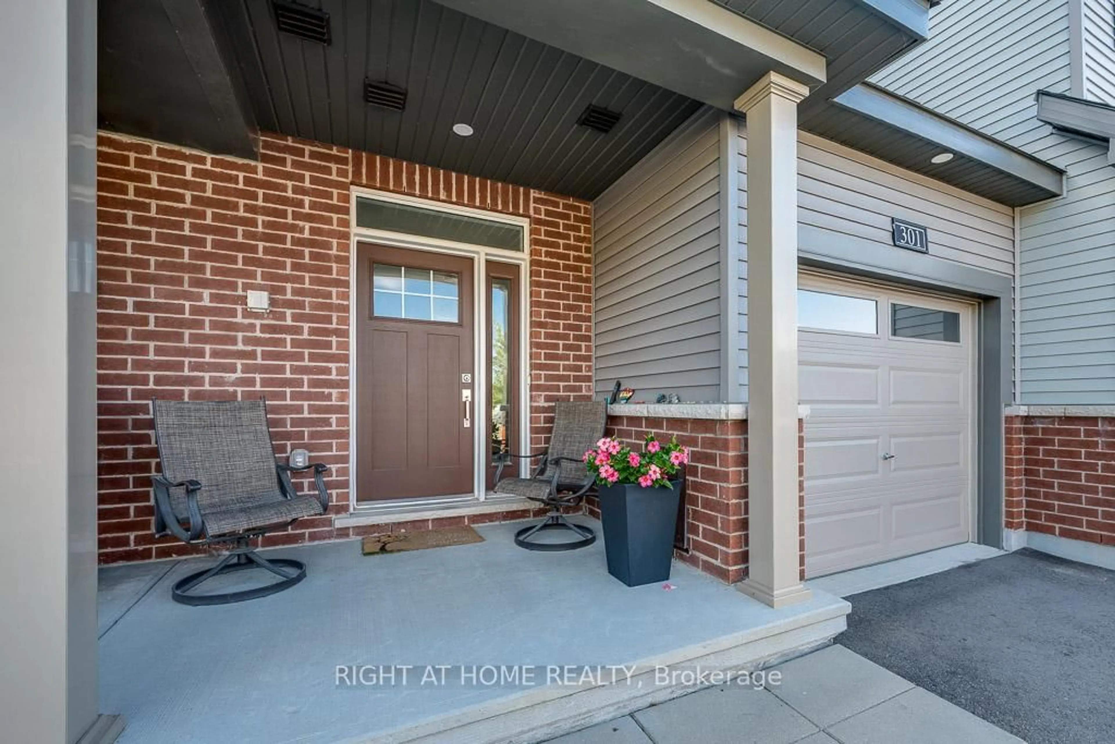 Indoor entryway for 301 Drumlish Lane, Ottawa Ontario K2J 6Y1