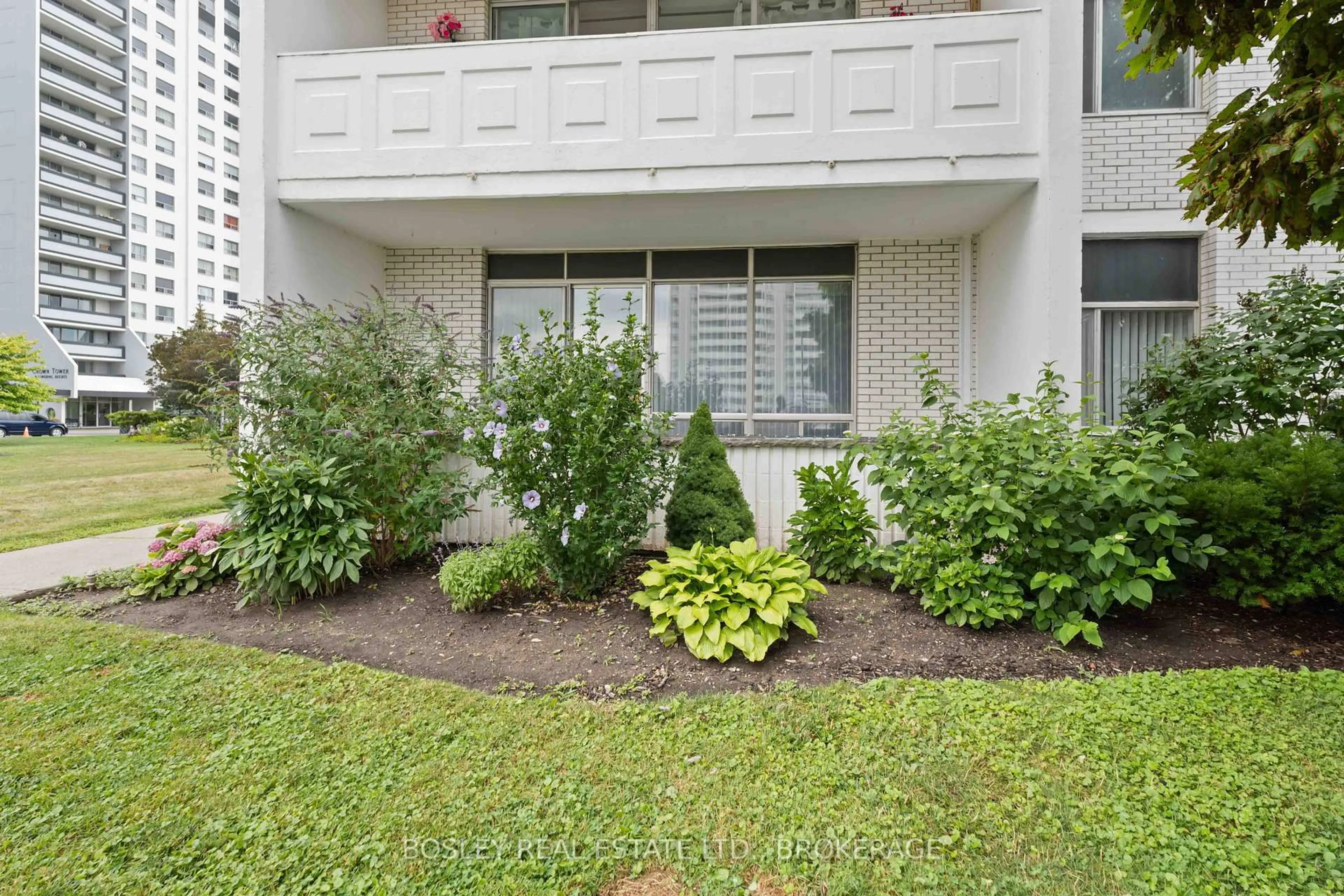 Patio, street for 15 TOWERING HEIGHTS Blvd #102, St. Catharines Ontario L2T 3G7