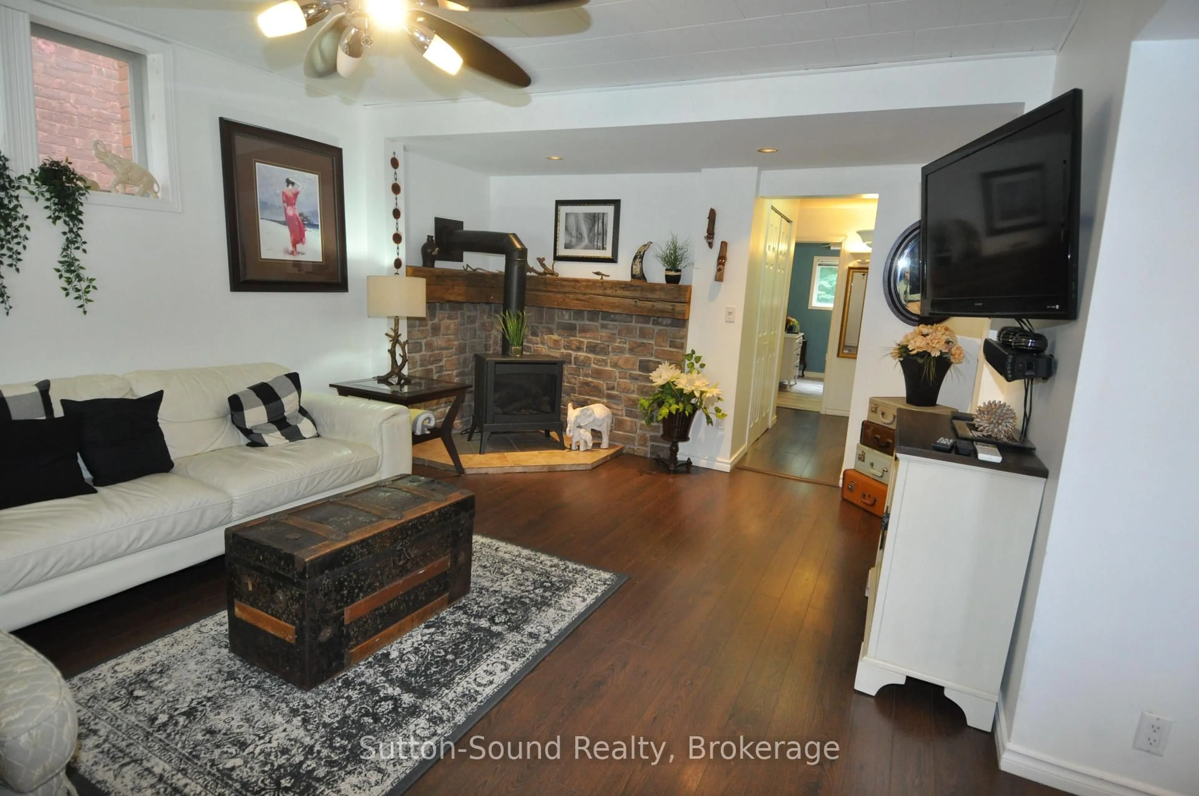 Living room with furniture, wood/laminate floor for 247 6th St, Owen Sound Ontario N4K 1E8