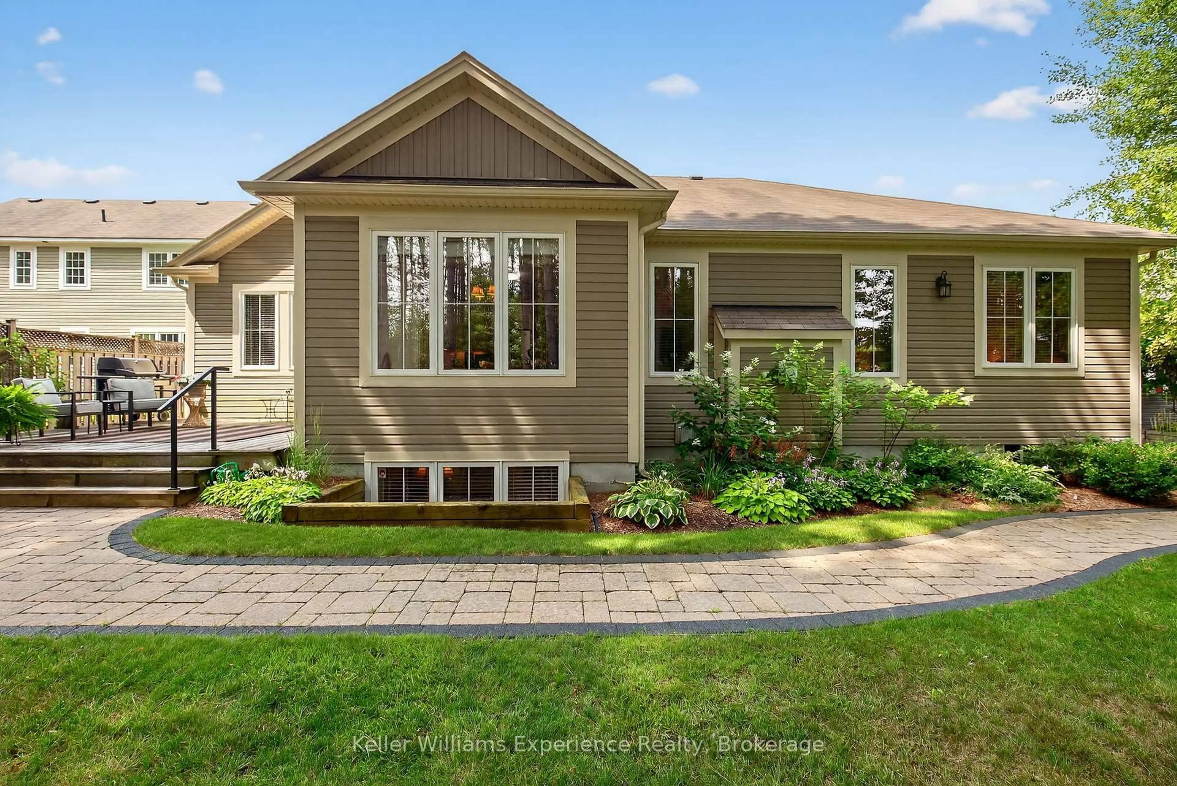 Home with vinyl exterior material, street for 40 Windsong Cres, Bracebridge Ontario P1L 0A3